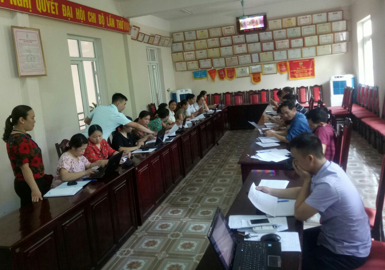 Cán bộ Trung tâm Y tế huyện Yên Minh hướng dẫn sử dụng phần mềm tại lớp tập huấn