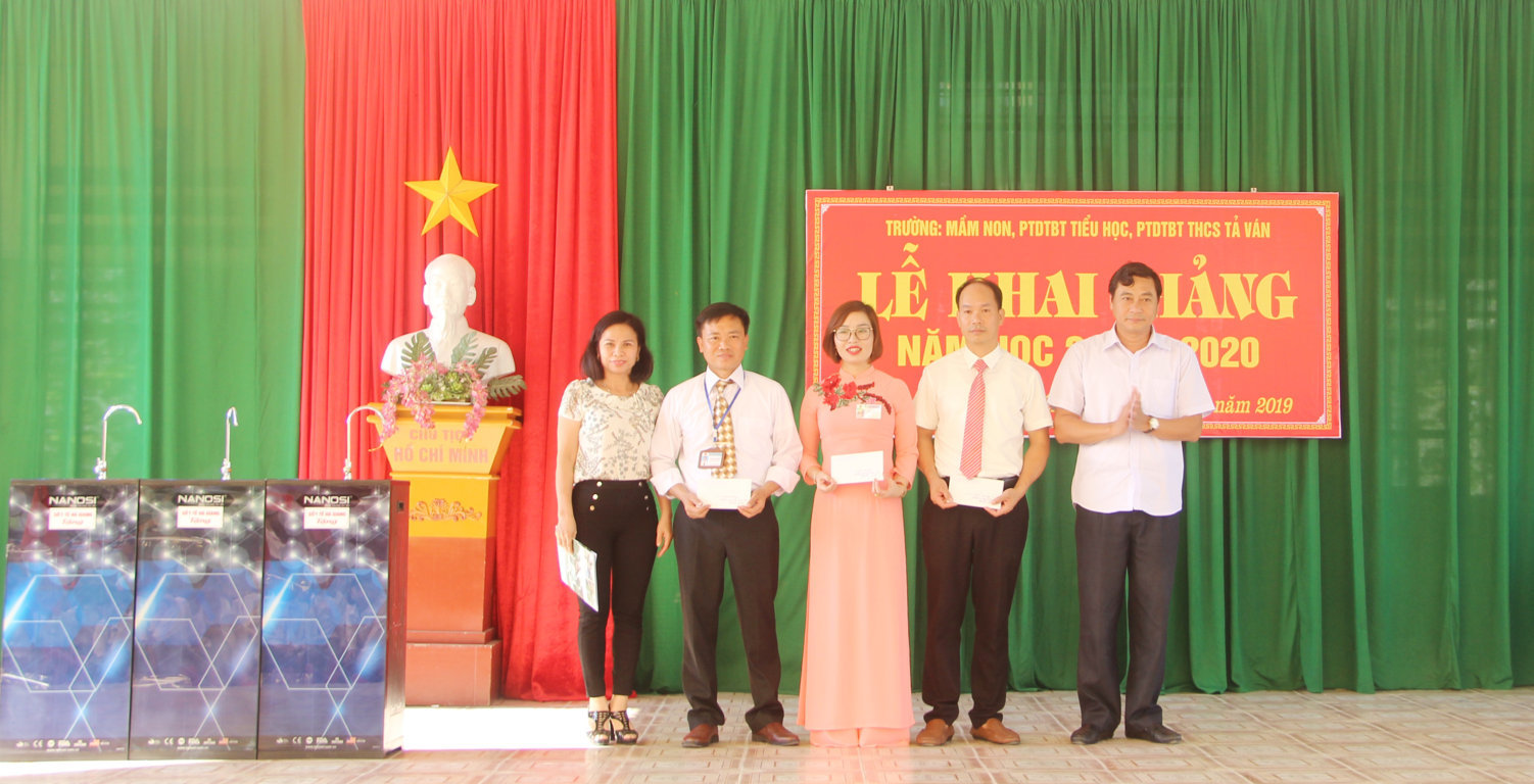 Đồng chí Nguyễn Văn Giao, Phó Giám đốc Sở Y tế trao quà cho các trường học tại  xã Tả Ván nhân dịp khai giảng năm học mới 2019 - 2020