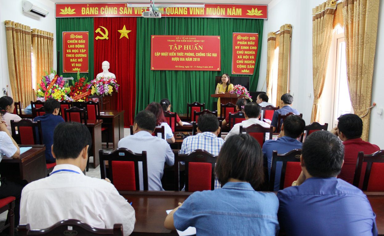 Đồng chí Nguyễn Thị Thanh Hương, Phó Giám đốc Trung tâm khai mạc lớp tập huấn