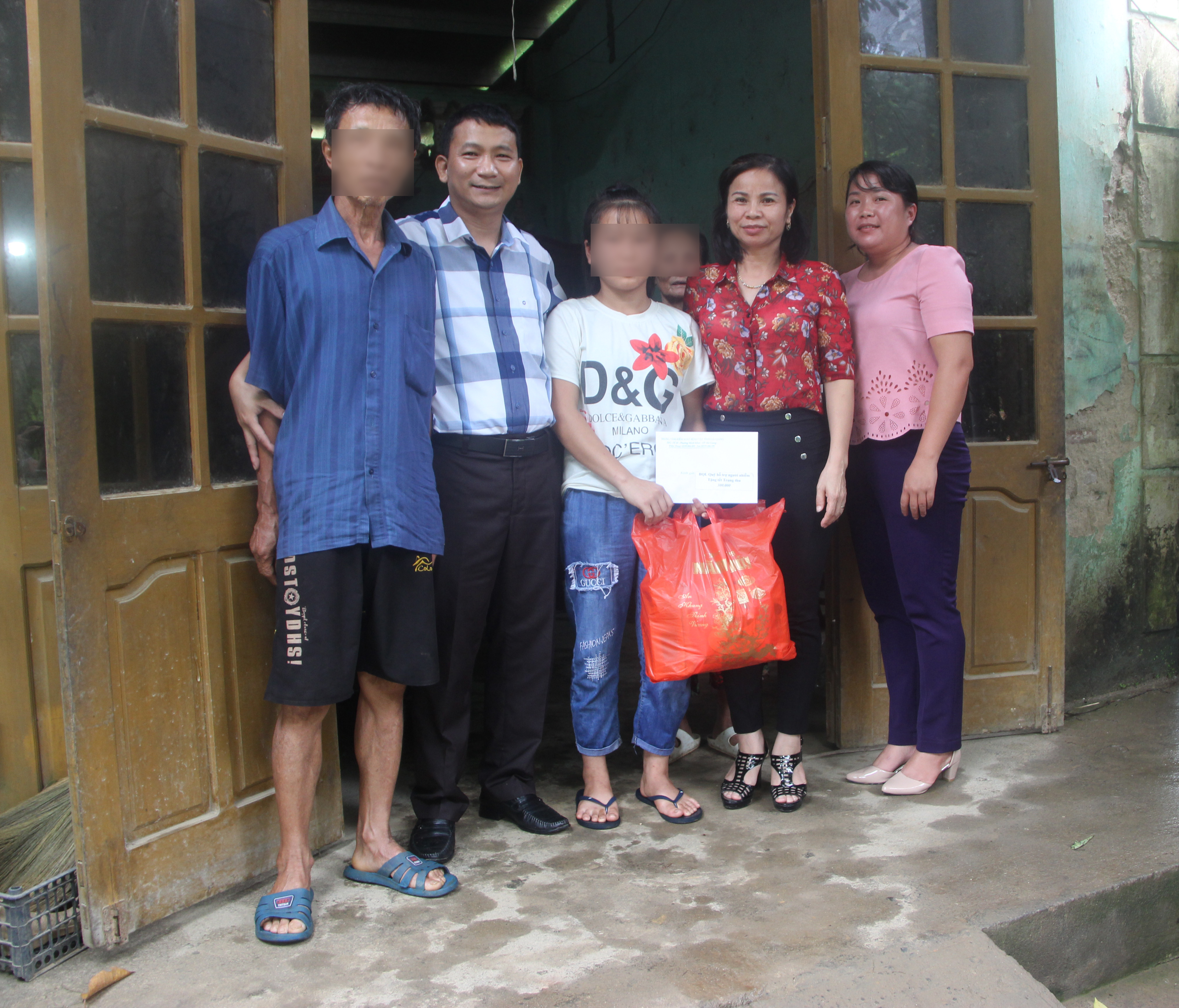 Bác sĩ Phạm Thị Kim Dung, Phó Giám đốc Trung tâm Kiểm soát bệnh tật tỉnh tặng quà Tết Trung cho trẻ nhiễm HIV tại huyện Bắc Quang