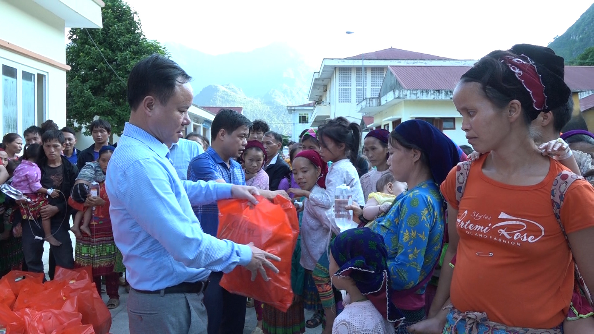 Các đồng chí lãnh đạo huyện Mèo Vạc tặng quà tết Trung thu tại Bệnh viện đa khoa huyện