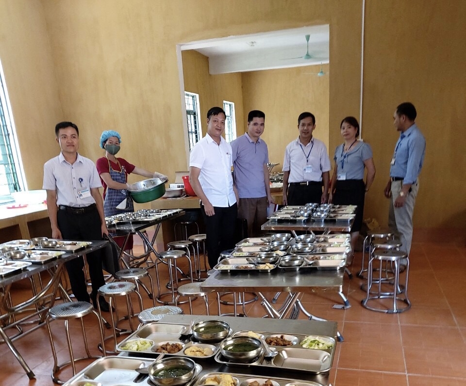 Đoàn kiểm tra thực tế tại bếp ăn tập thể trường học xã Yên Thành, huyện Quang Bình