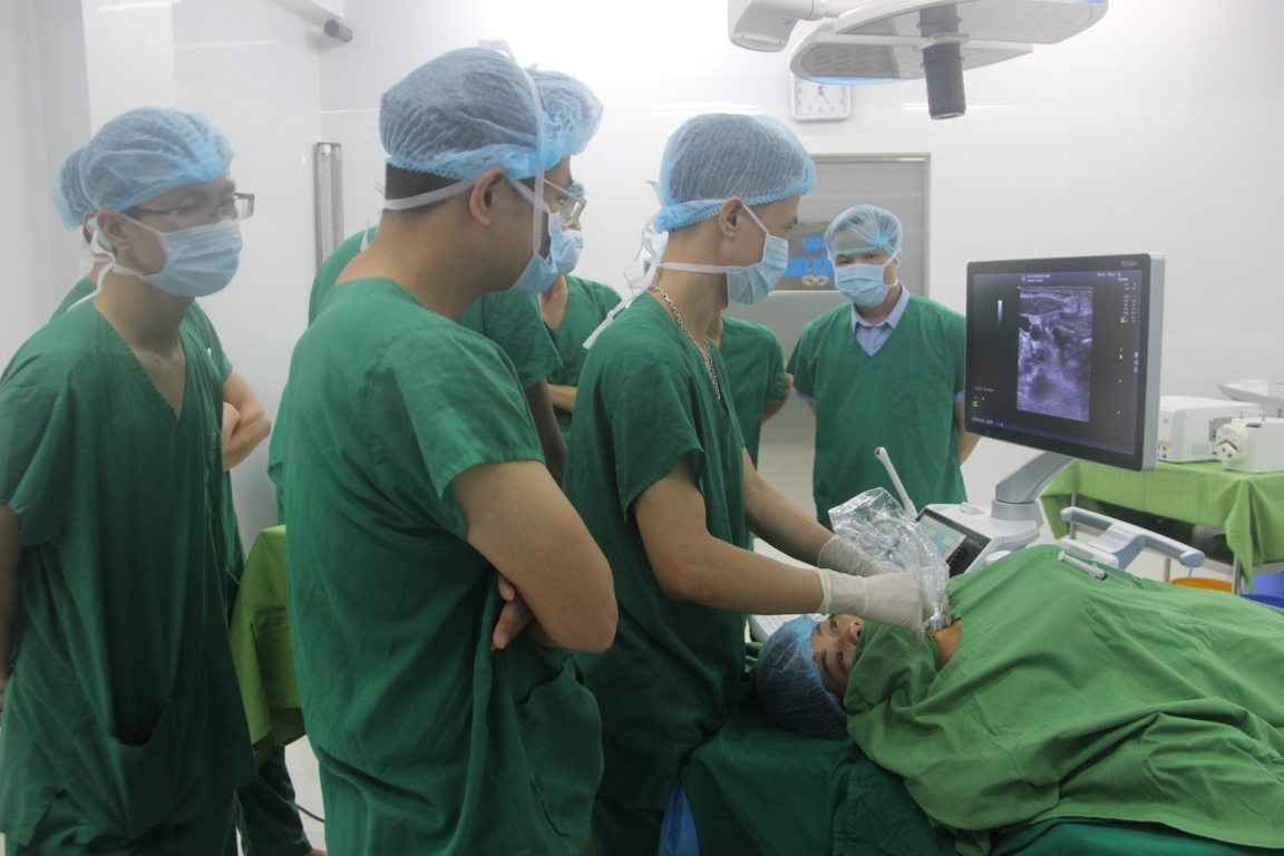Bác sỹ điều trị cho người bệnh tại Bệnh viện đa khoa Đức Minh