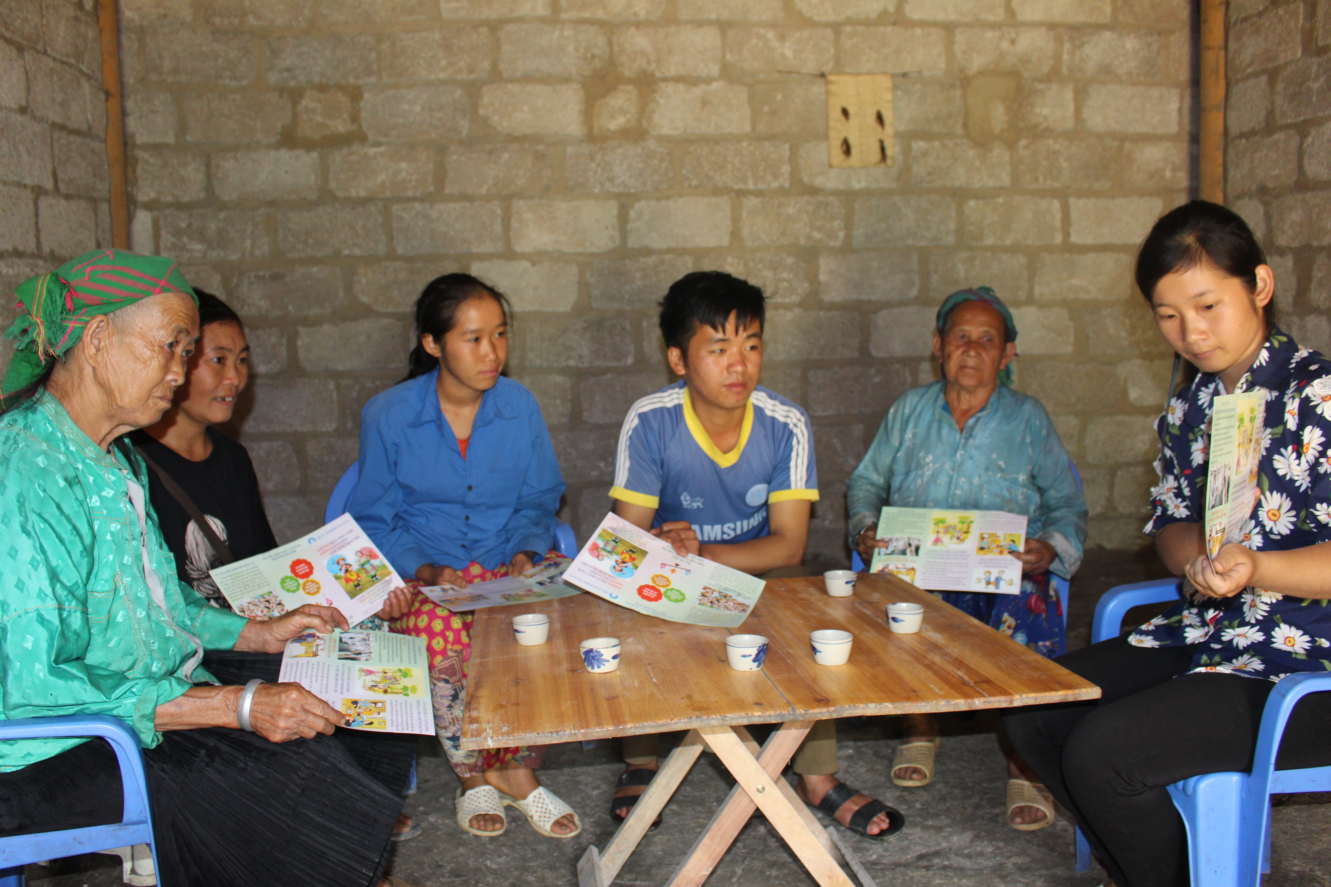 Một buổi tuyên truyền về công tác DS-KHHGD tại hộ anh Vàng Mí Thà thôn Sèo Lùng Sán, xã Lũng Chinh