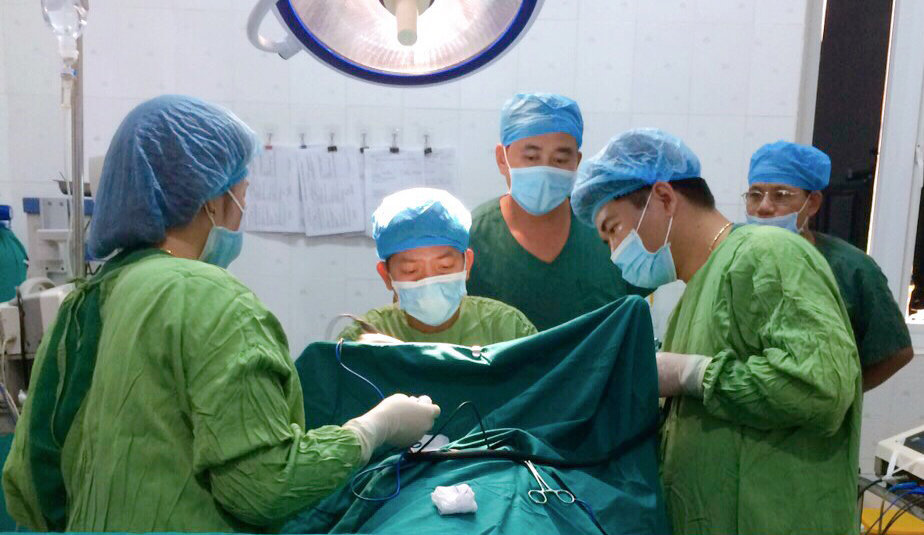 Phẫu thuật cắt Amidan cho người bệnh Hoàng Minh K tại Bệnh viện ĐKKV Bắc Quang