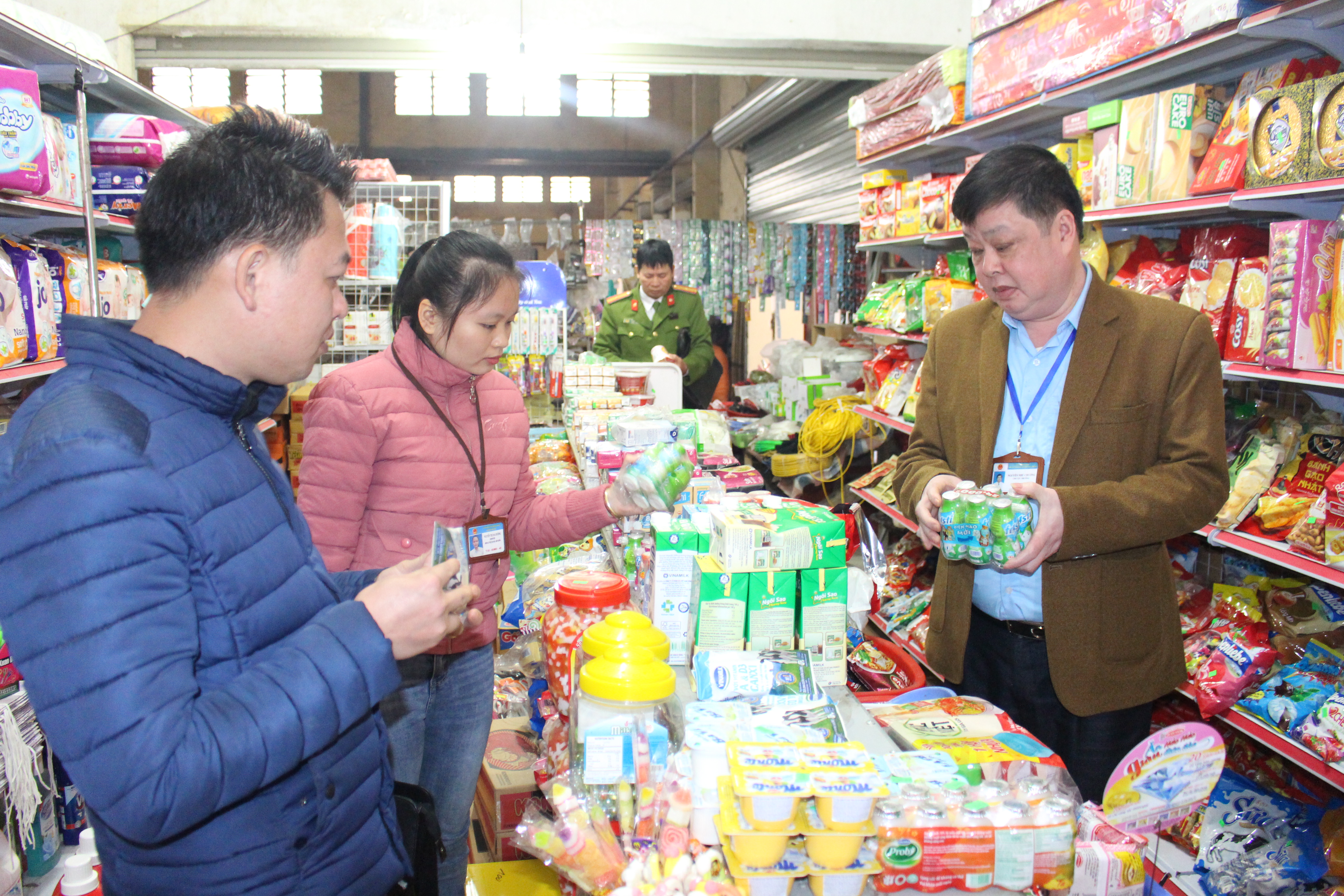 Đoàn kiểm tra liên ngành an toàn vệ sinh thực phẩm kiểm tra các mặt hàng bánh kẹo tại Trung tâm huyện Mèo Vạc