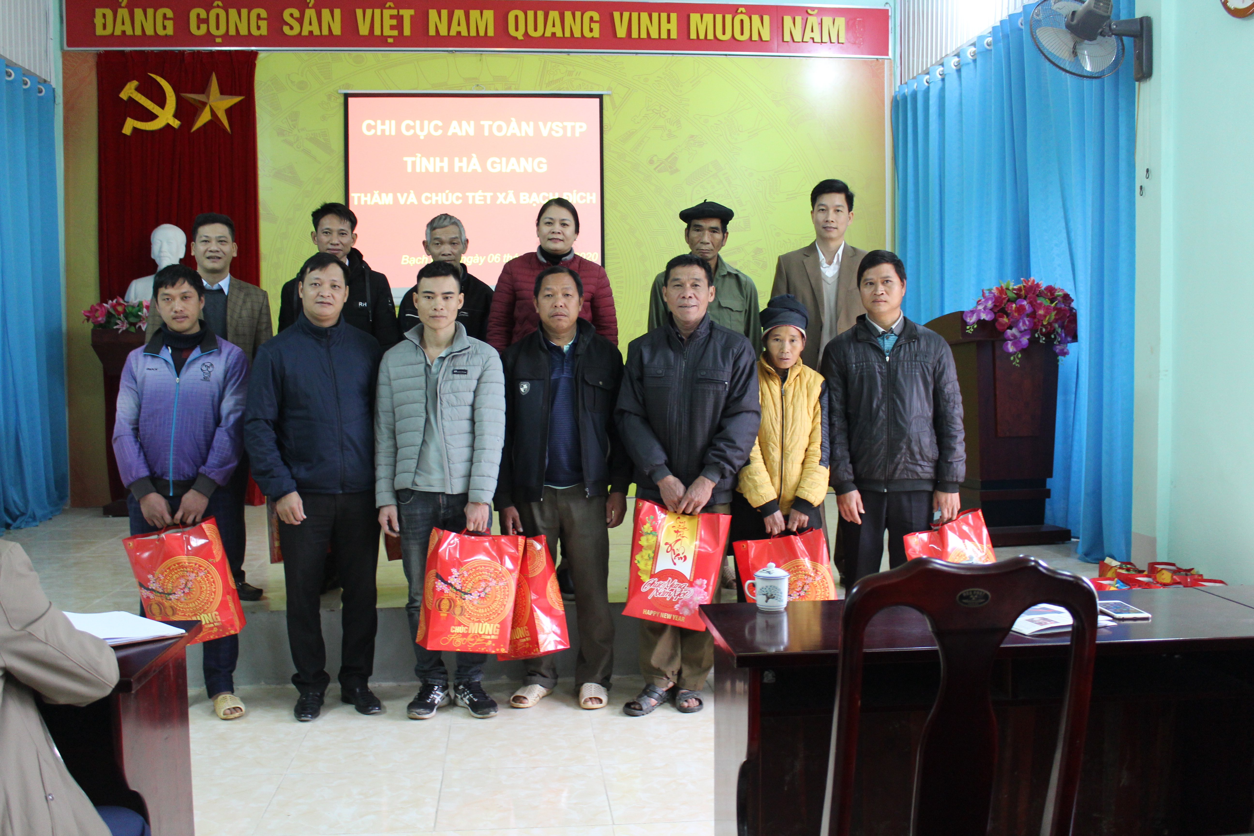 Tặng quà Tết cho các hộ gia đình chính sách tại xã Bạch Đích, huyện Yên Minh, Hà Giang