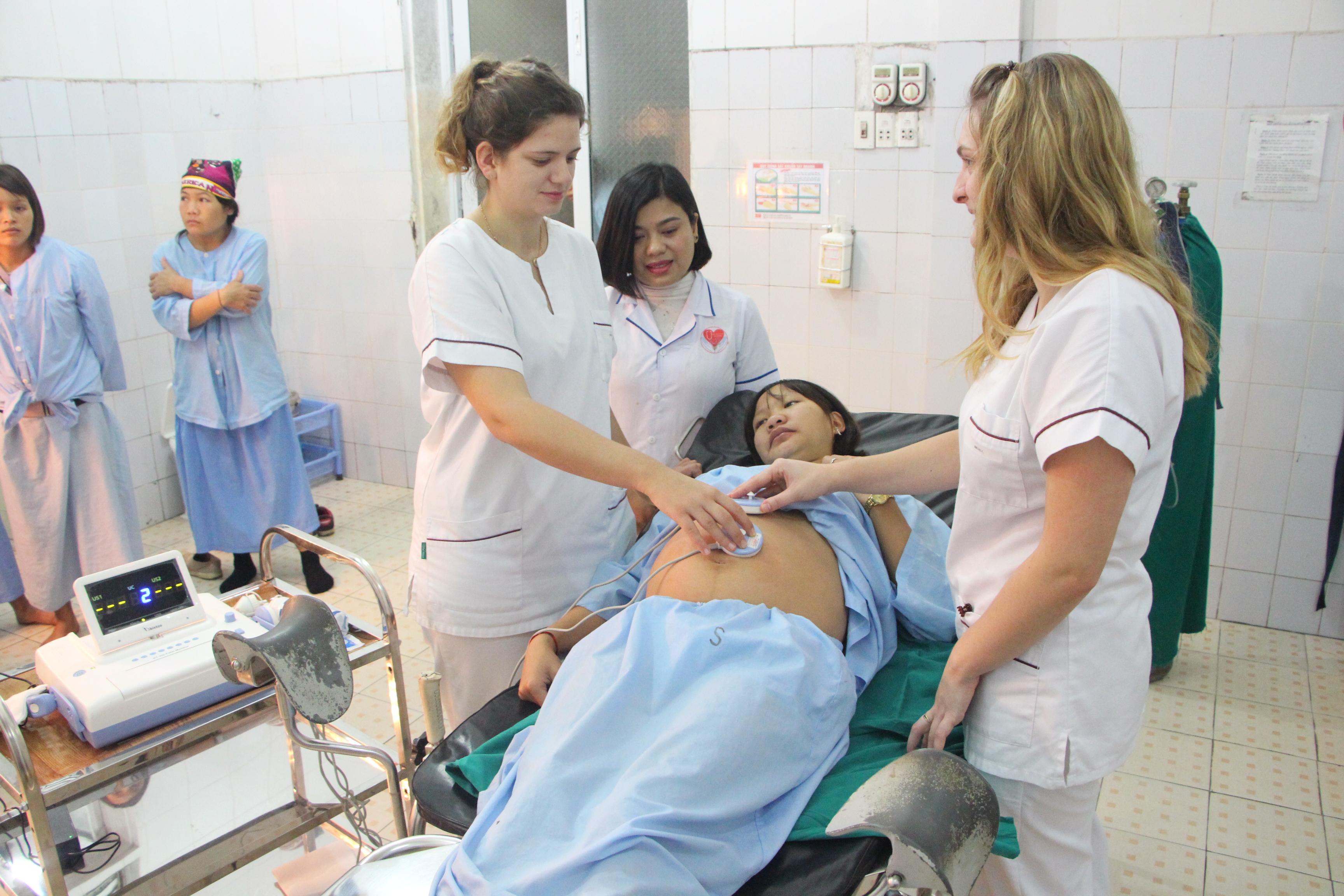 Hiệp hội hợp tác vì trẻ em Việt Nam tổ chức hoạt động trao đổi, chia sẻ kiến thức chuyên sản, nhi tại bệnh viện đa khoa huyện Vị Xuyên