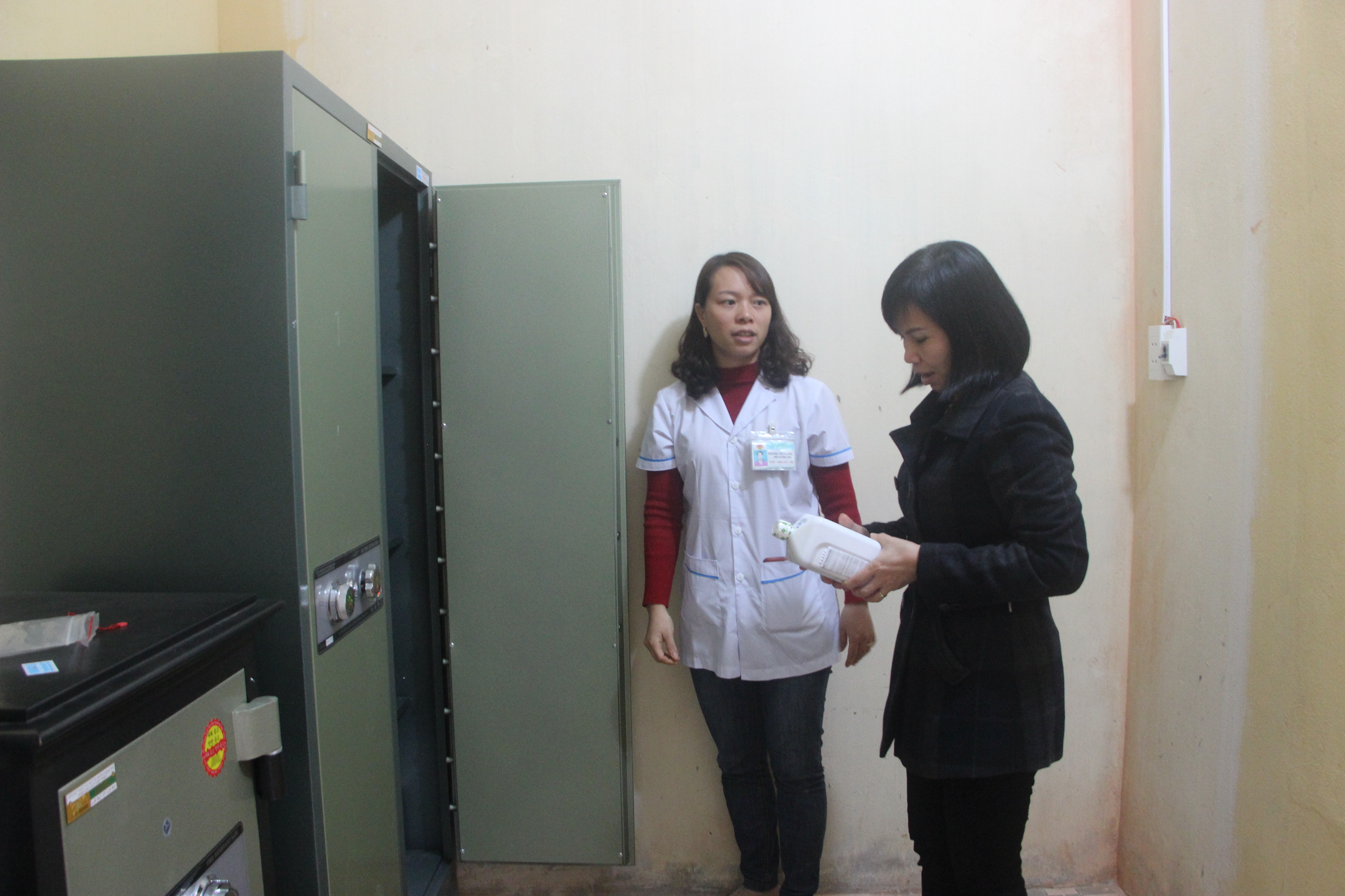 Bác sĩ Phạm Thị Kim Dung, Phó Giám đốc Trung tâm kiểm soát bệnh tật kiểm tra kho thuốc cơ sở cấp phát thuốc Methadone thị trấn Vĩnh Tuy, huyện Bắc Quang