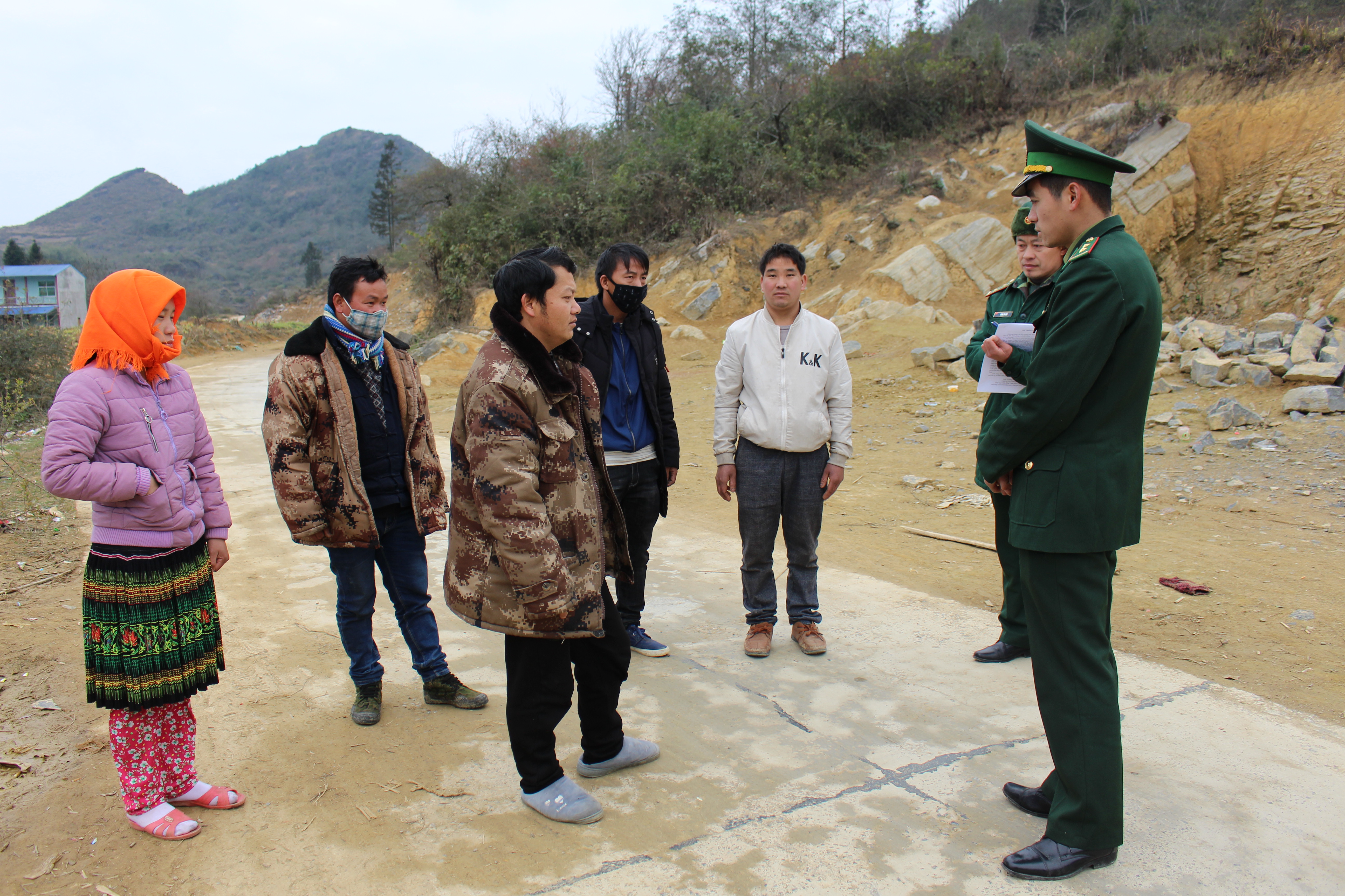 Chiến sỹ Đồn biên phòng Xín Cái (Mèo Vạc) tuyên truyền phòng ngừa dịch bệnh viêm đường hô hấp cấp cho người dân thôn Mỏ Phàng, xã Thượng Phùng