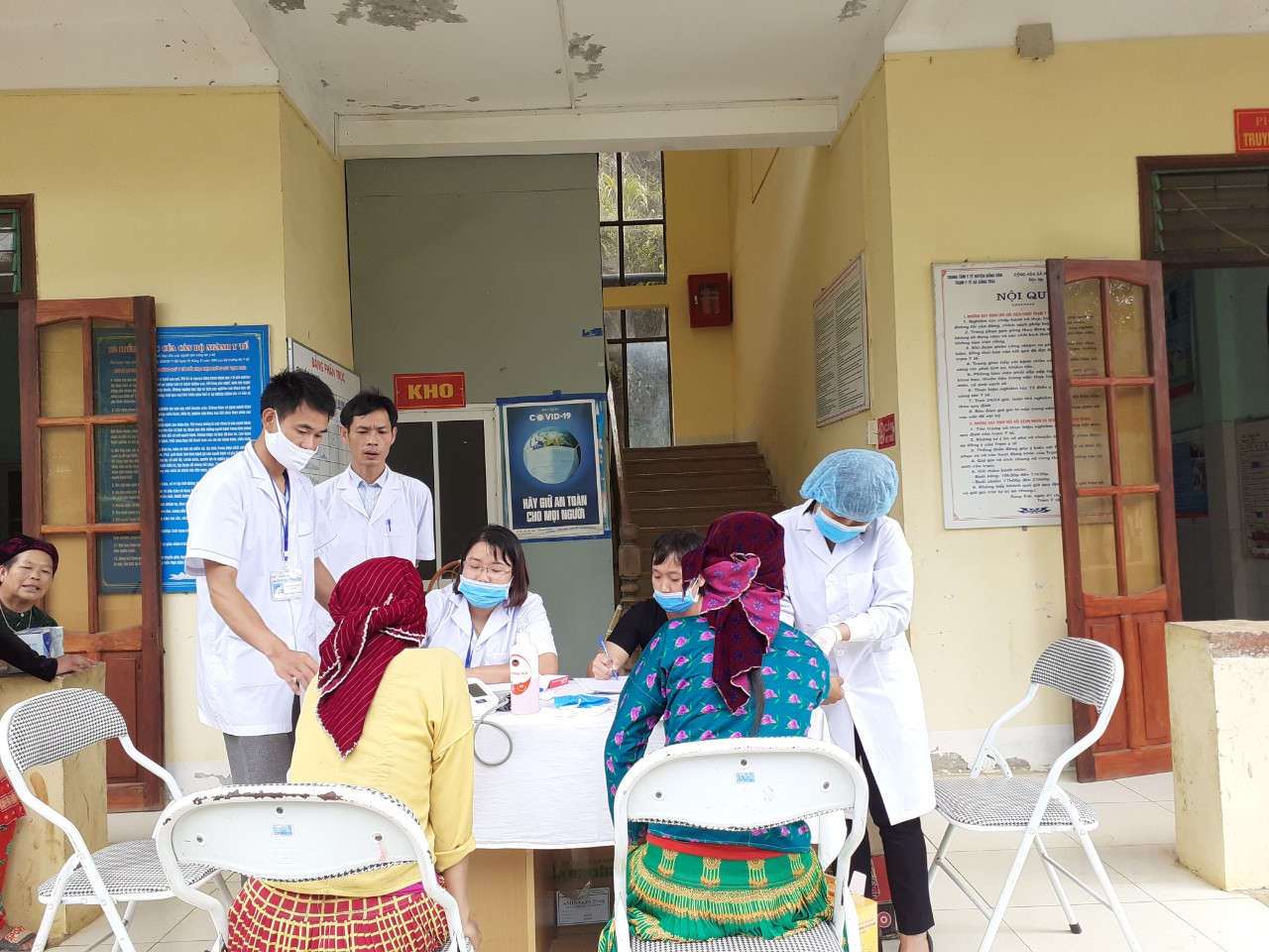 TTYT huyện Đồng Văn tư vấn, khám, điều trị các bệnh lây qua đường tình dục và lấy mẫu xét nghiệm sàng lọc HIV tại các xã trong huyện