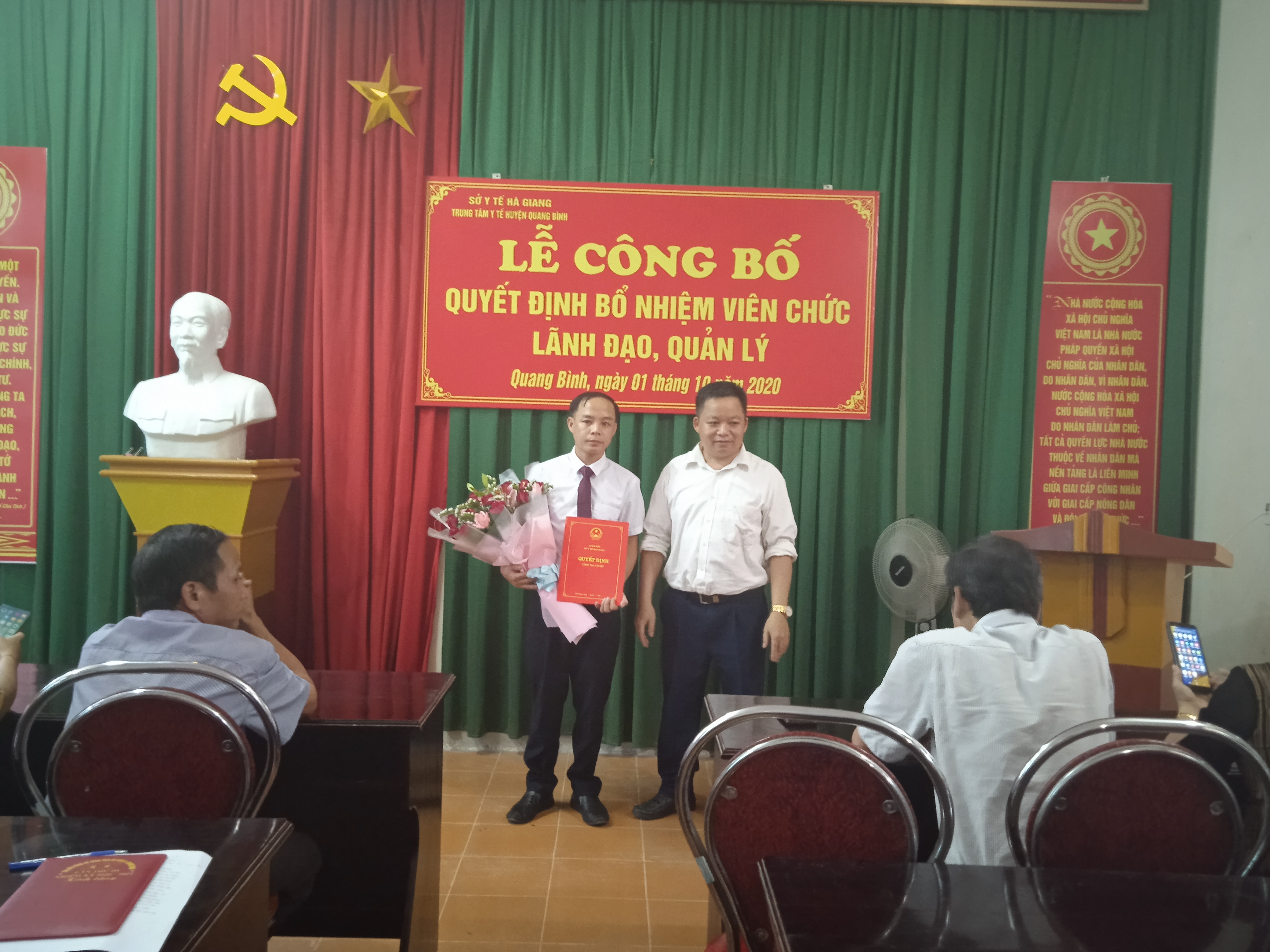 Đồng chí Hoàng Văn Luân, Giám đốc Trung tâm tặng hoa chúc mừng Bs Hoàng Văn Thuyết 