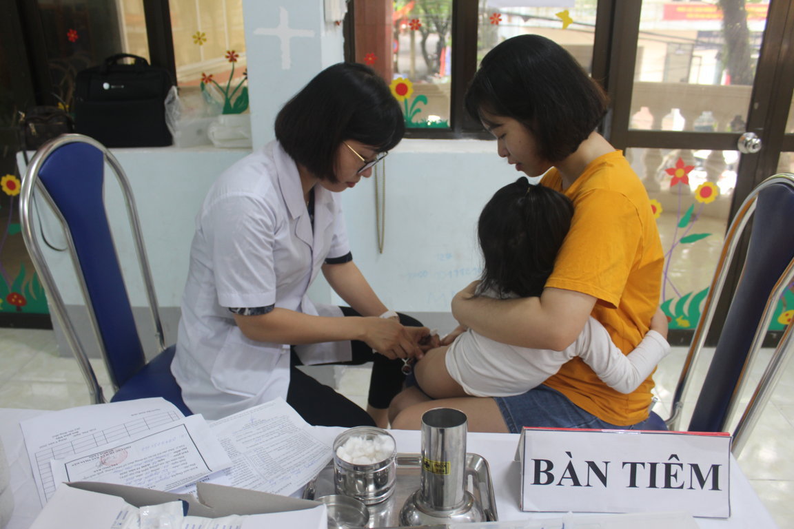 Tiêm bổ sung vắc xin bại liệt tại Trường Mầm non thuộc phường Trần Phú