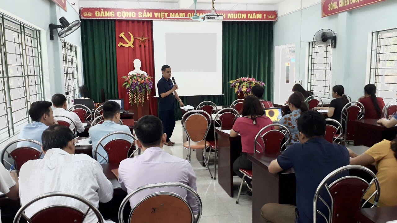 Bs. Nguyễn Duy Hoa, Giám đốc TTYT huyện Bắc Mê truyền đạt kiến thức tại lớp tập huấn