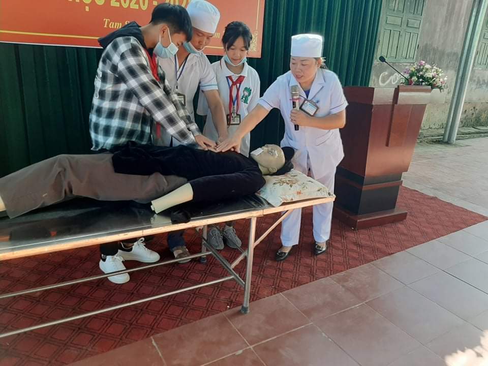 Cán bộ Trạm Y tế thị trấn Tam Sơn hướng dẫn cách sơ cứu ban đầu cho người bị đuối nước