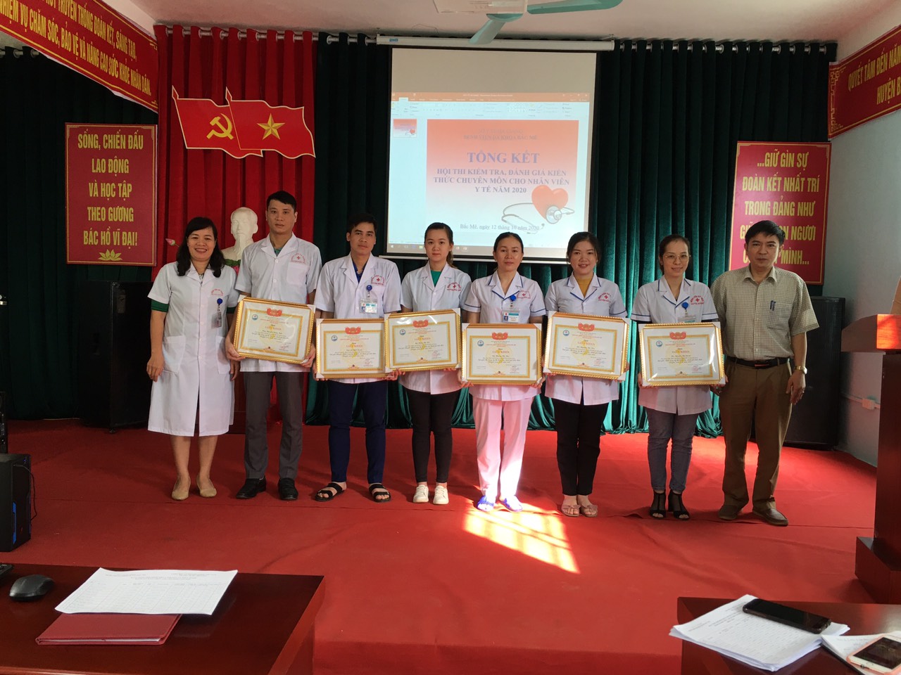 Lãnh đạo BVĐK huyện Bắc Mê trao thưởng cho các nhân viên đạt điểm cao trong Hội thi