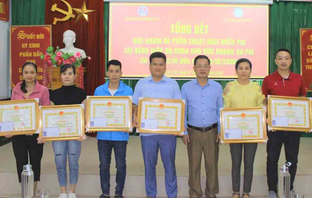 Chủ tịch UBND huyện Hoàng Su Phì trao Giấy khen cho Đoàn công tác