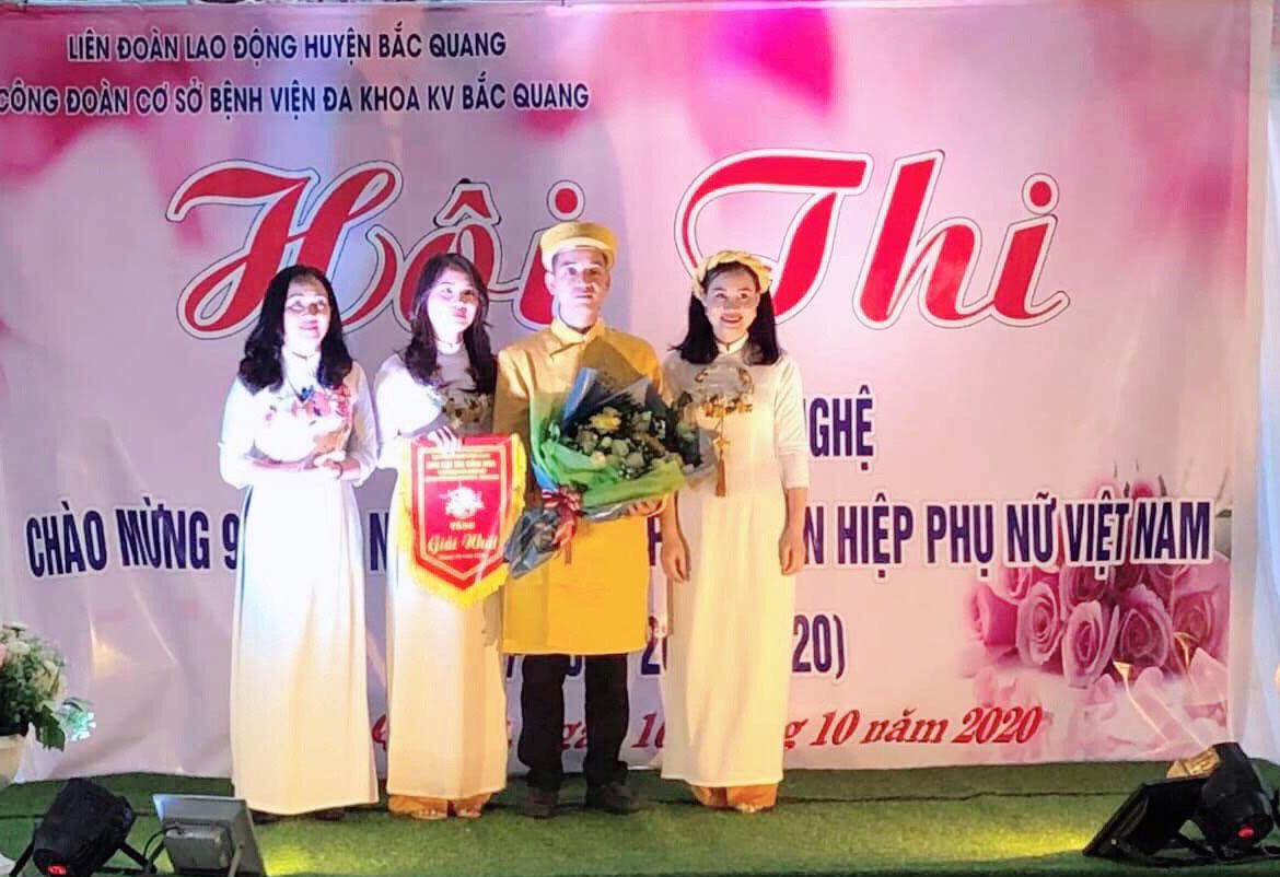 Đồng chí Khổng Mỹ Hạnh, Chủ tịch Hội Liên hiệp Phụ nữ huyện Bắc Quang trao giải Nhất cho Tổ Công đoàn khối Hành chính, Bệnh viện ĐKKV Bắc Quang