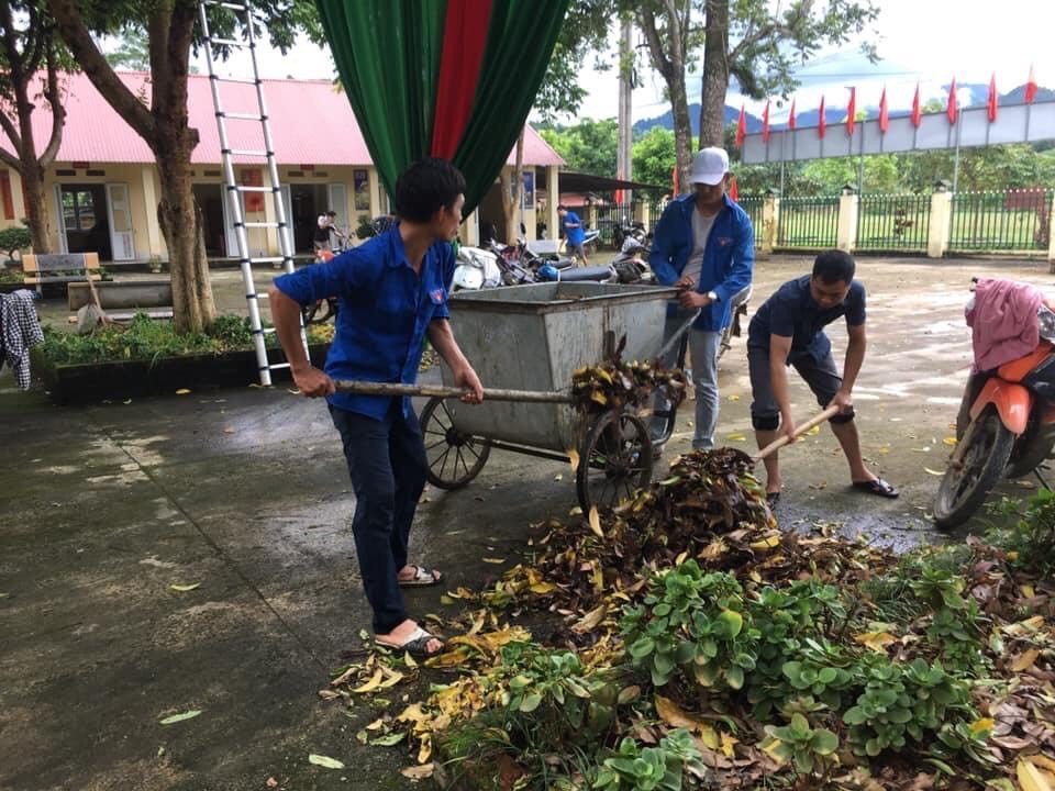 Cán bộ, nhân dân xã Phú Linh hưởng ứng Chiến dịch làm cho thế giới sạch hơn