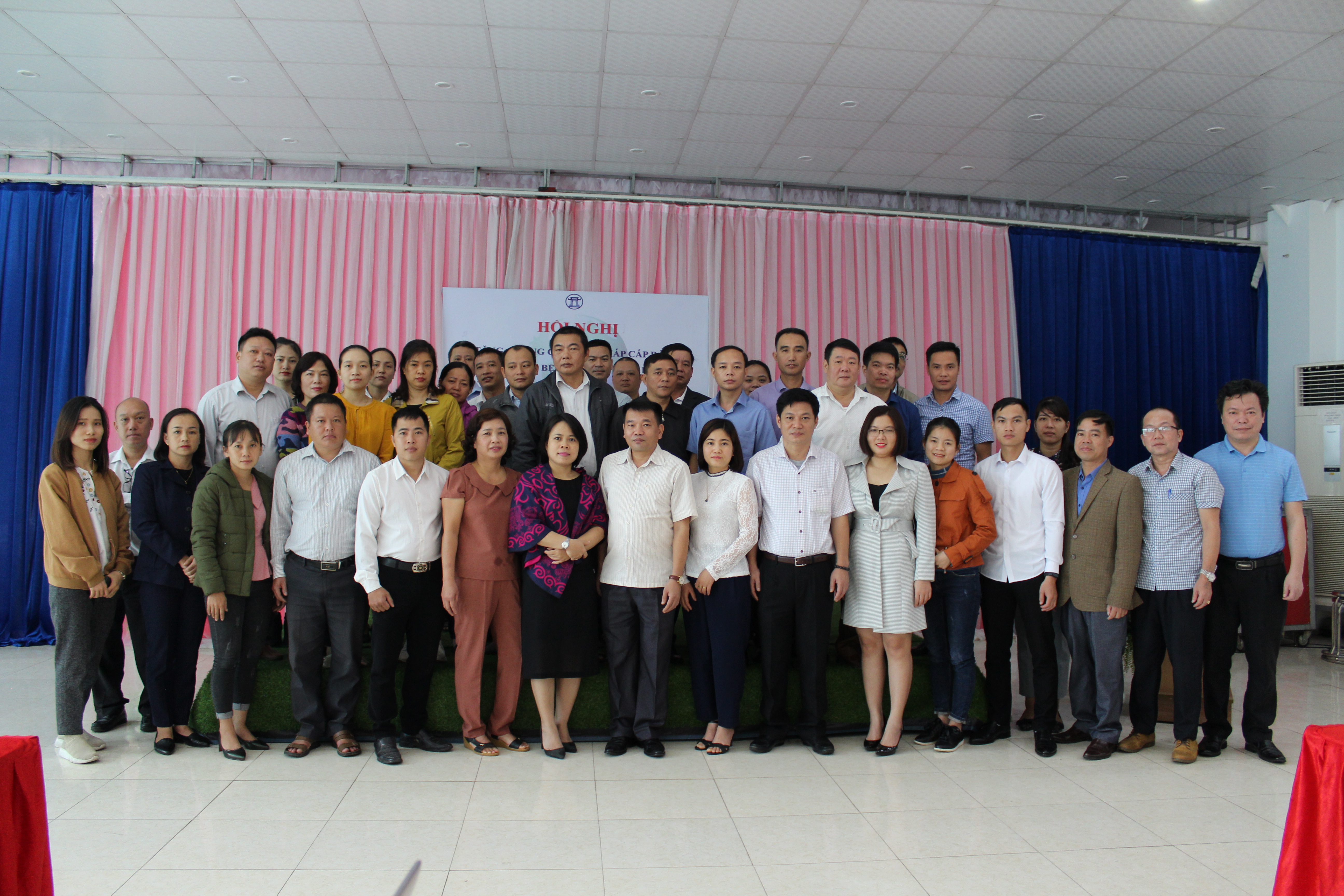 Các đại biểu tham dự Hội nghị chụp ảnh lưu niệm cùng với đại diện Viện vệ sinh dịch tễ Trung ương
