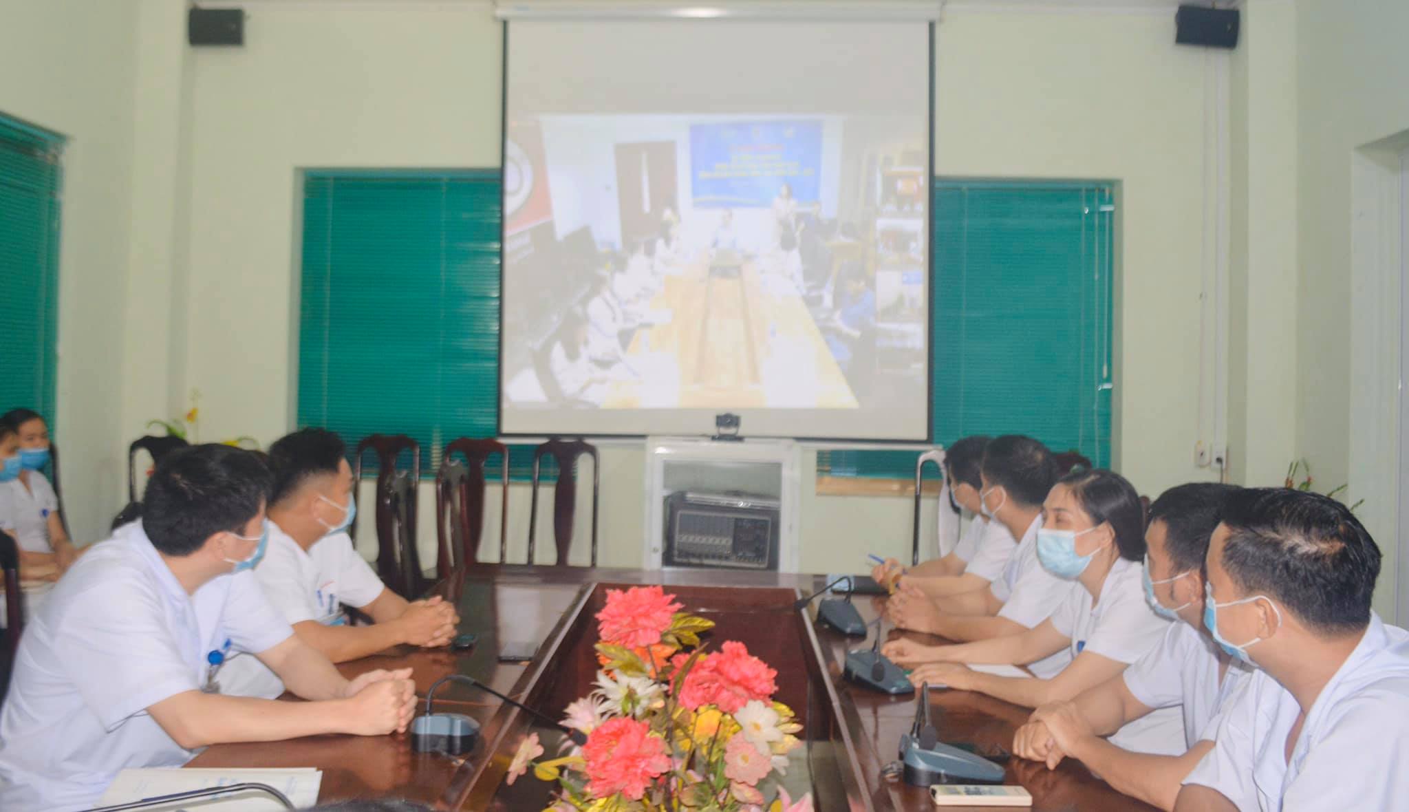 
Y, bác sĩ bệnh viện đa khoa huyện Quang Bình hội chẩn trực tuyến với các chuyên gia bệnh viện Nhi Trung ương
