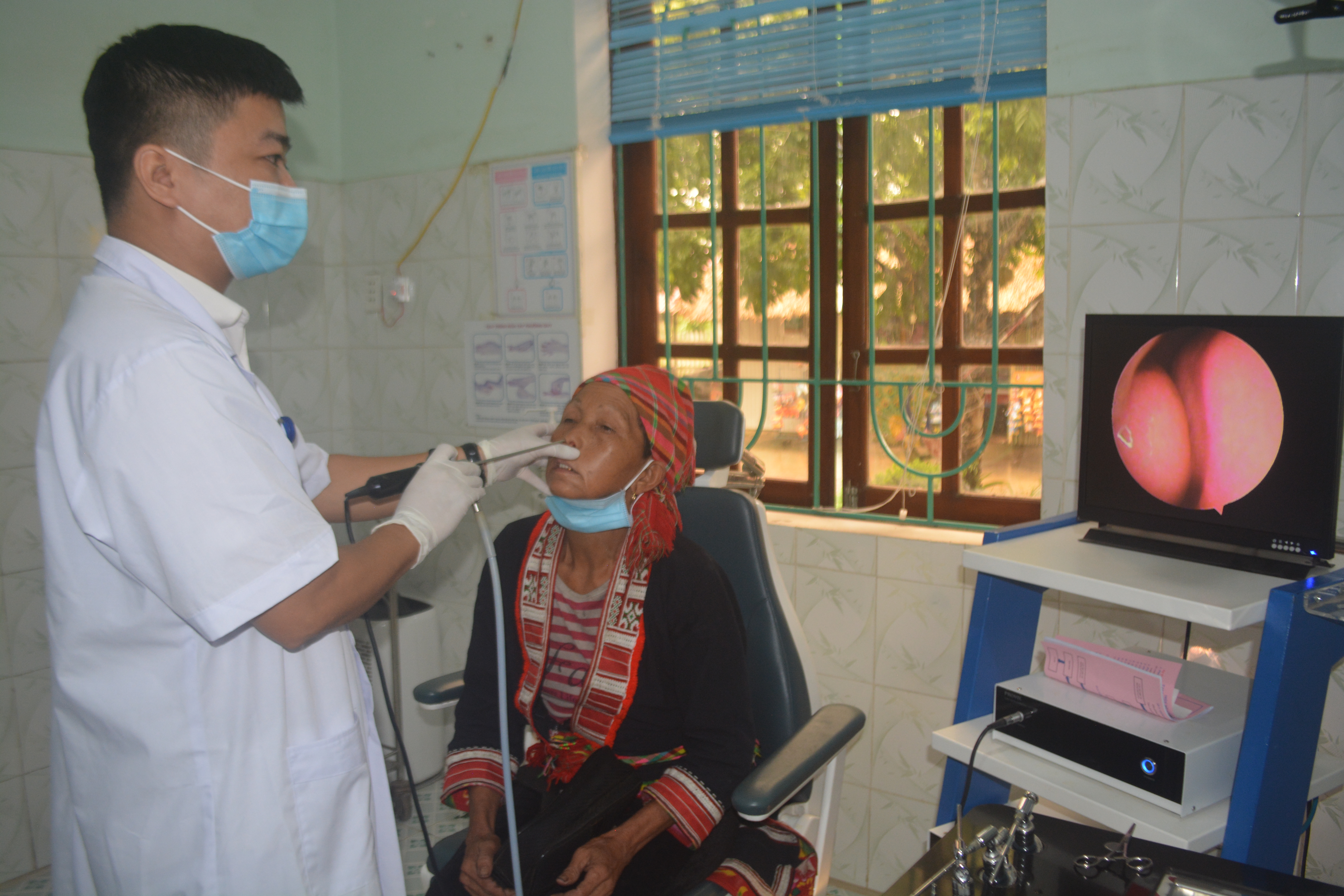 BVĐK huyện Quang Bình nội soi gắp con vắt dài 4cm sống trong hốc mũi người bệnh