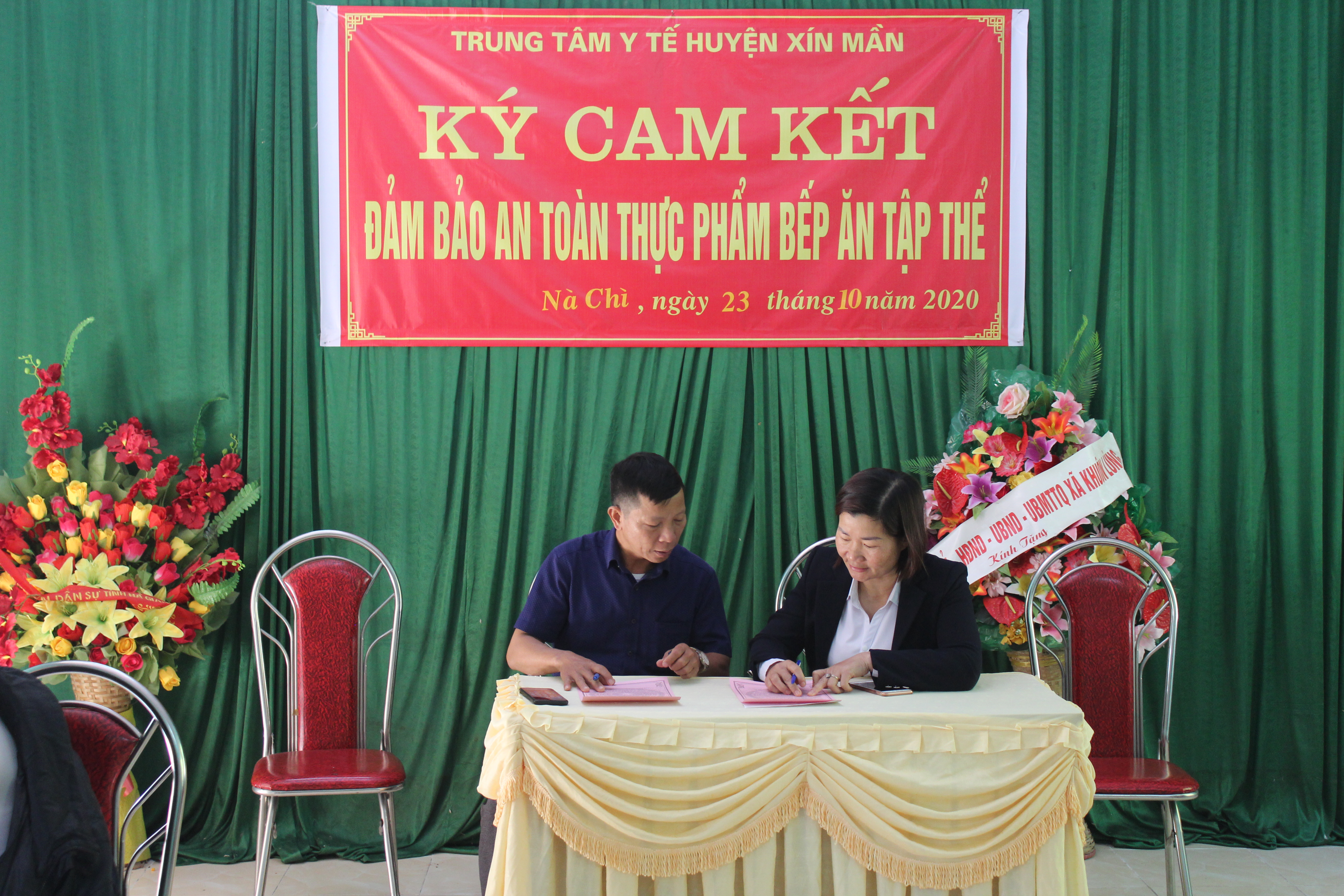 Bs Nông Xuân Trường, Phó Giám đốc TTYT huyện Xín Mần thực hiện ký cam kết với Đ/c Bùi Hồng Biên, Phó Hiệu trưởng trường Tiểu học xã Nà Chì