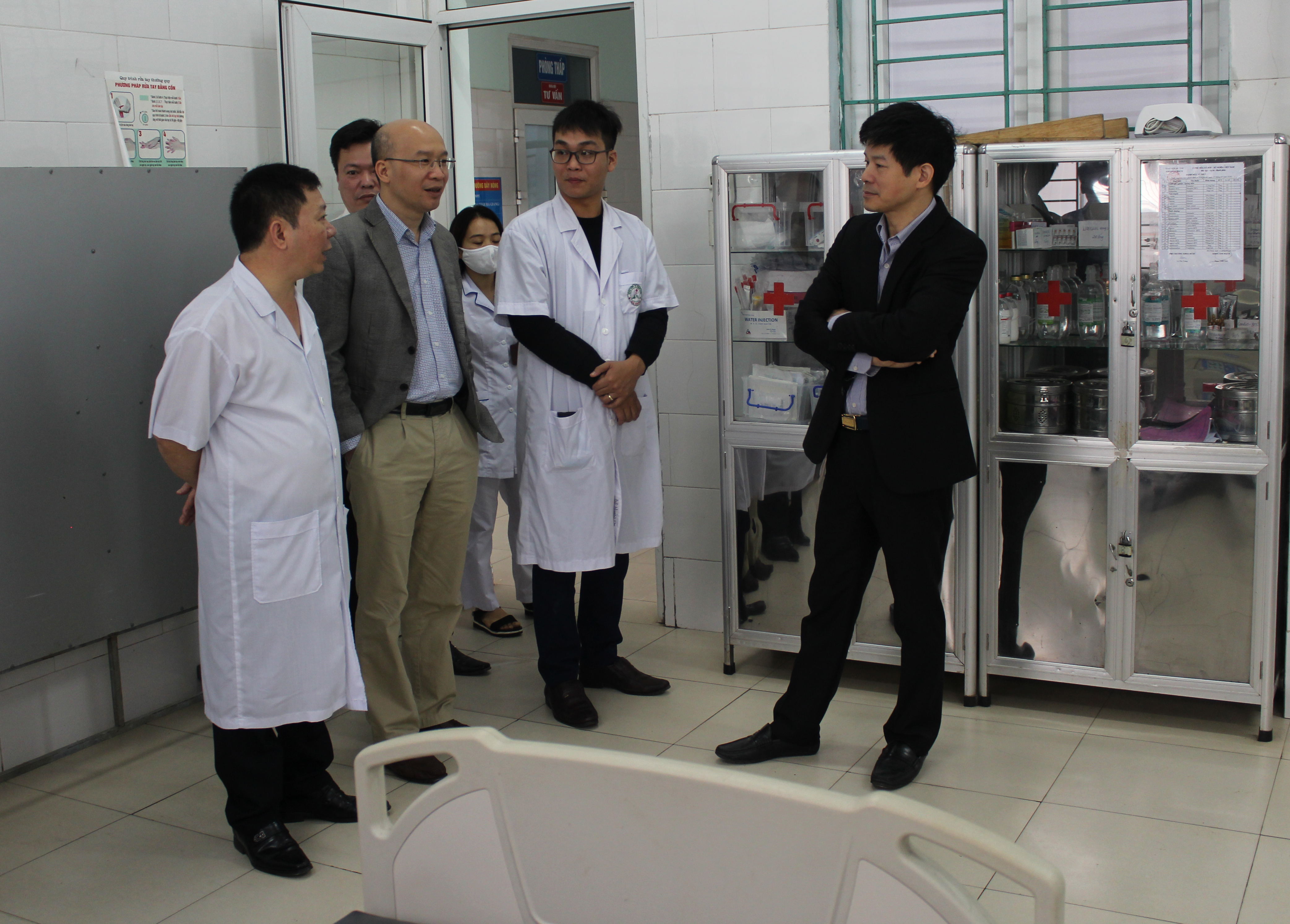 PGS.TS Nguyễn Sinh Hiền (ngoài cùng bên phải) khảo sát thực tế cơ sở vật chất tại Khoa Tim mạch – Nội tiết BVĐK tỉnh