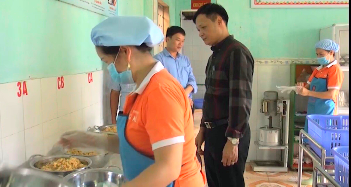 Ông Ngọc Thanh Dũng, Chi cục trưởng Chi cục ATVSTP 
kiểm tra tại bếp ăn tập thể Trường Mầm non Quang Trung, thành phố Hà Giang 