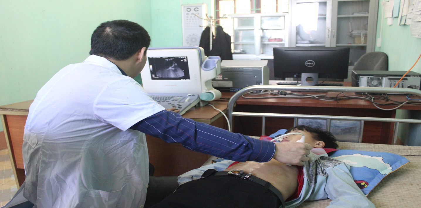 Bác sỹ thực hiện siêu âm cho người dân tại xã Bát Đại Sơn