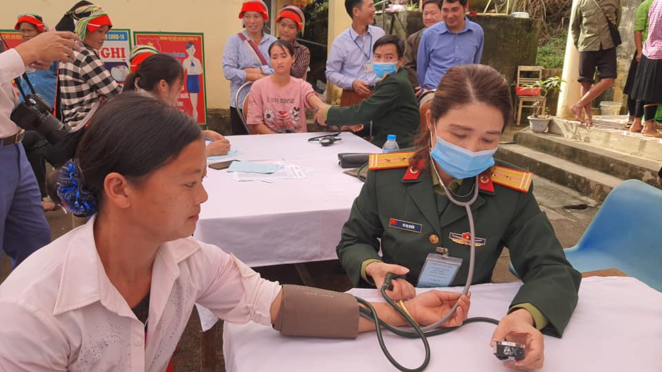 Bác sĩ của Tổng cục II - Bộ Quốc phòng khám bệnh cho người dân xã Yên Cường