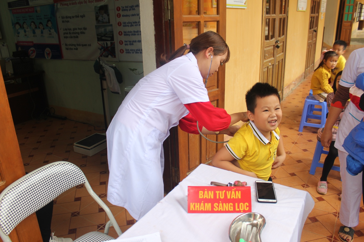 Bs Nguyễn Thị Thu Hương khám sàng lọc tại bàn tiêm trường Tiểu học thị trấn Cốc Pài huyện Xín Mần