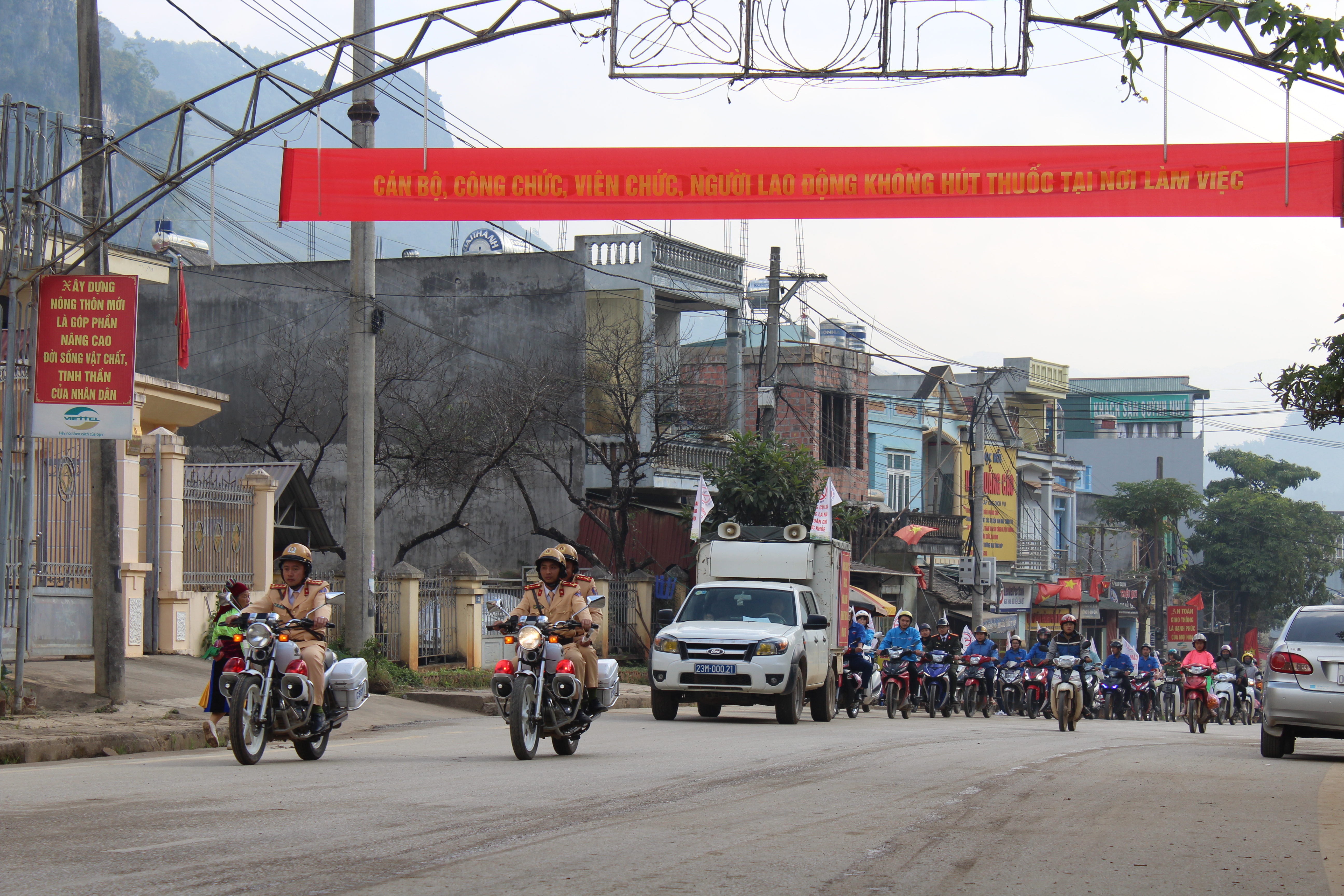Diễu hành hưởng ứng Lễ hội hoa Tam giác mạch không khói thuốc trên địa bàn huyện Đồng Văn