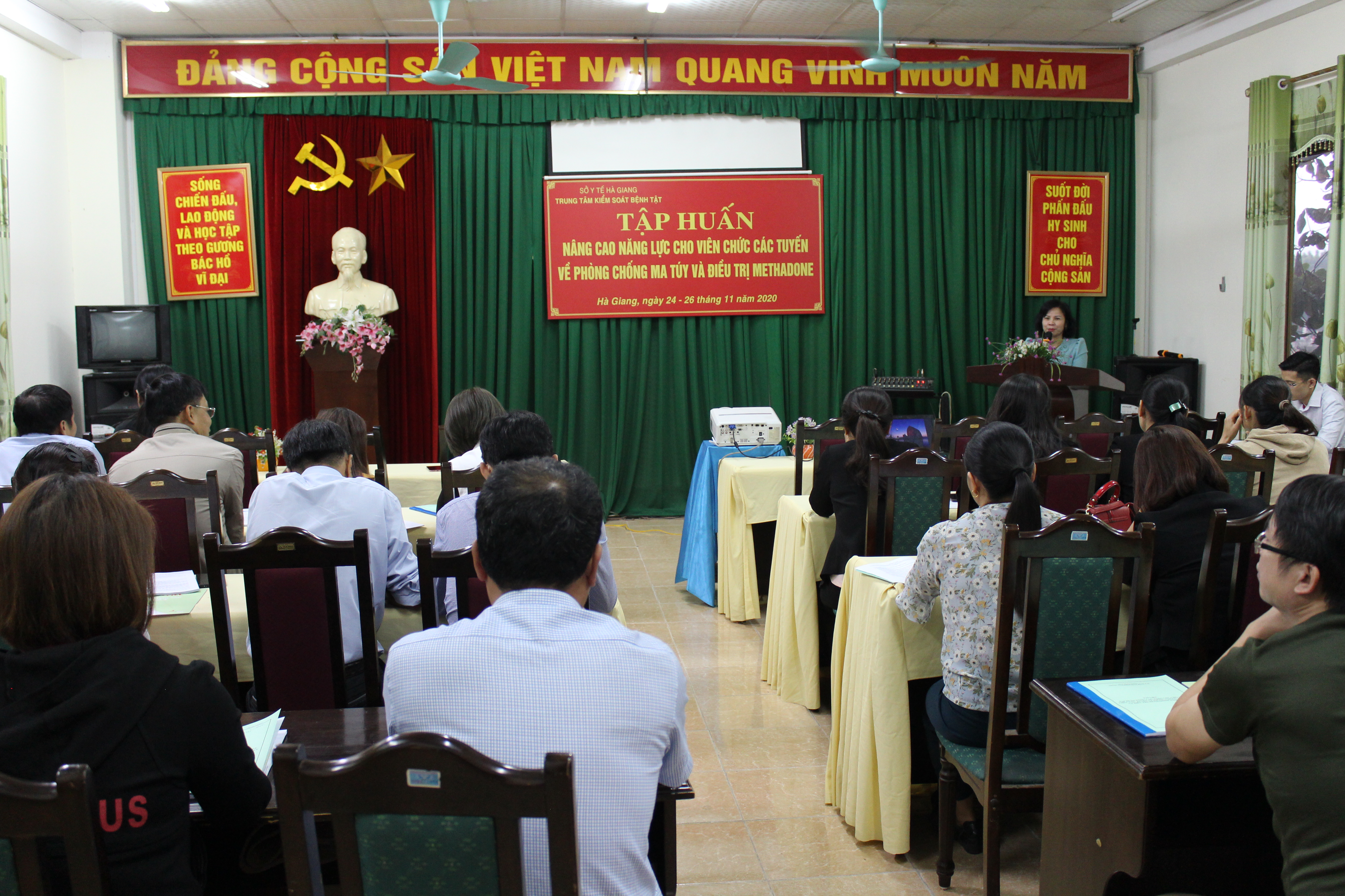 Đ/c Phạm Thị Kim Dung, Phó Giám đốc Trung tâm Kiểm soát bệnh tật phát biểu khai mạc lớp tập huấn