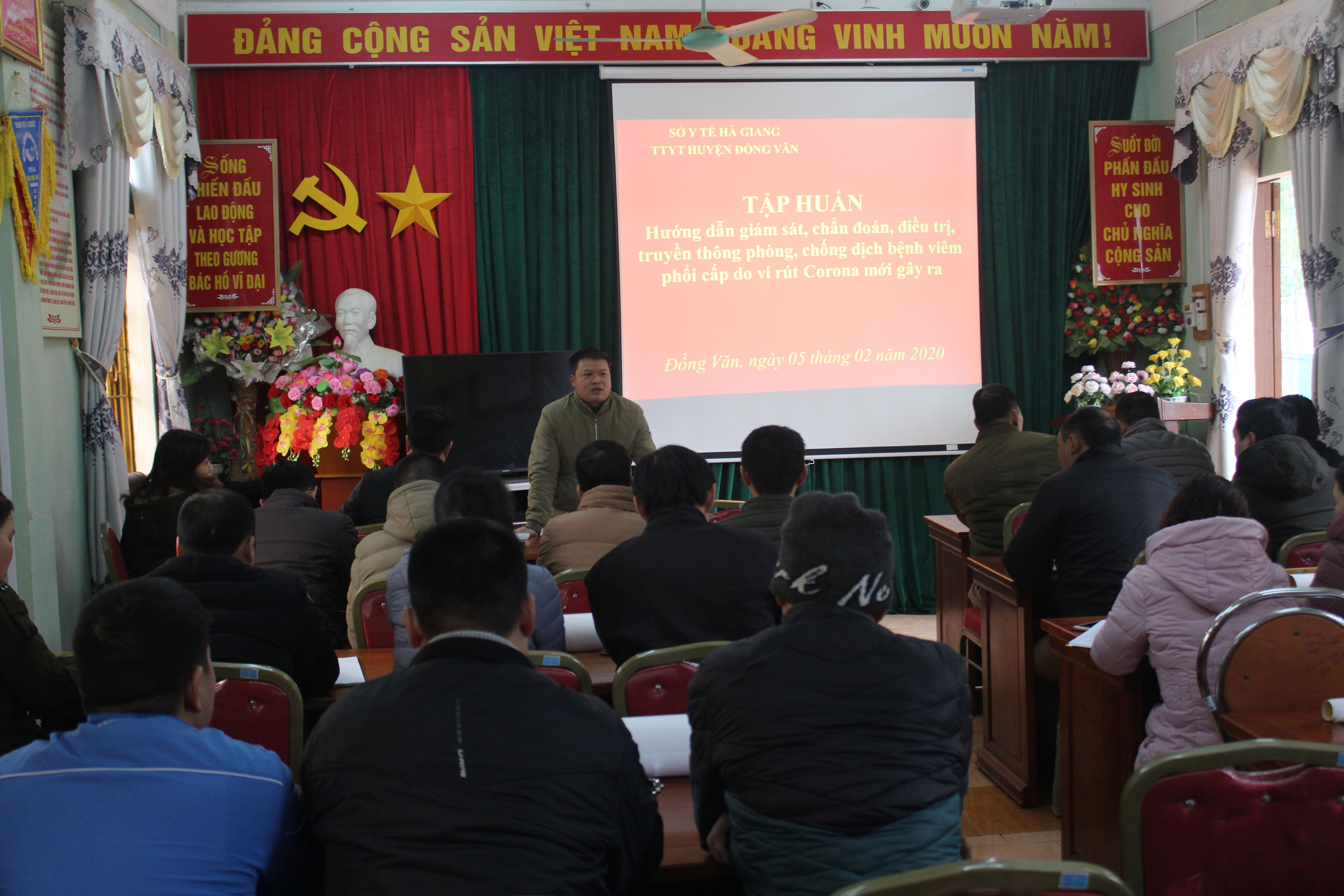 Đồng chí Viên Quang Huân, Phó Giám đốc TTYT huyện khai mạc lớp tập huấn.