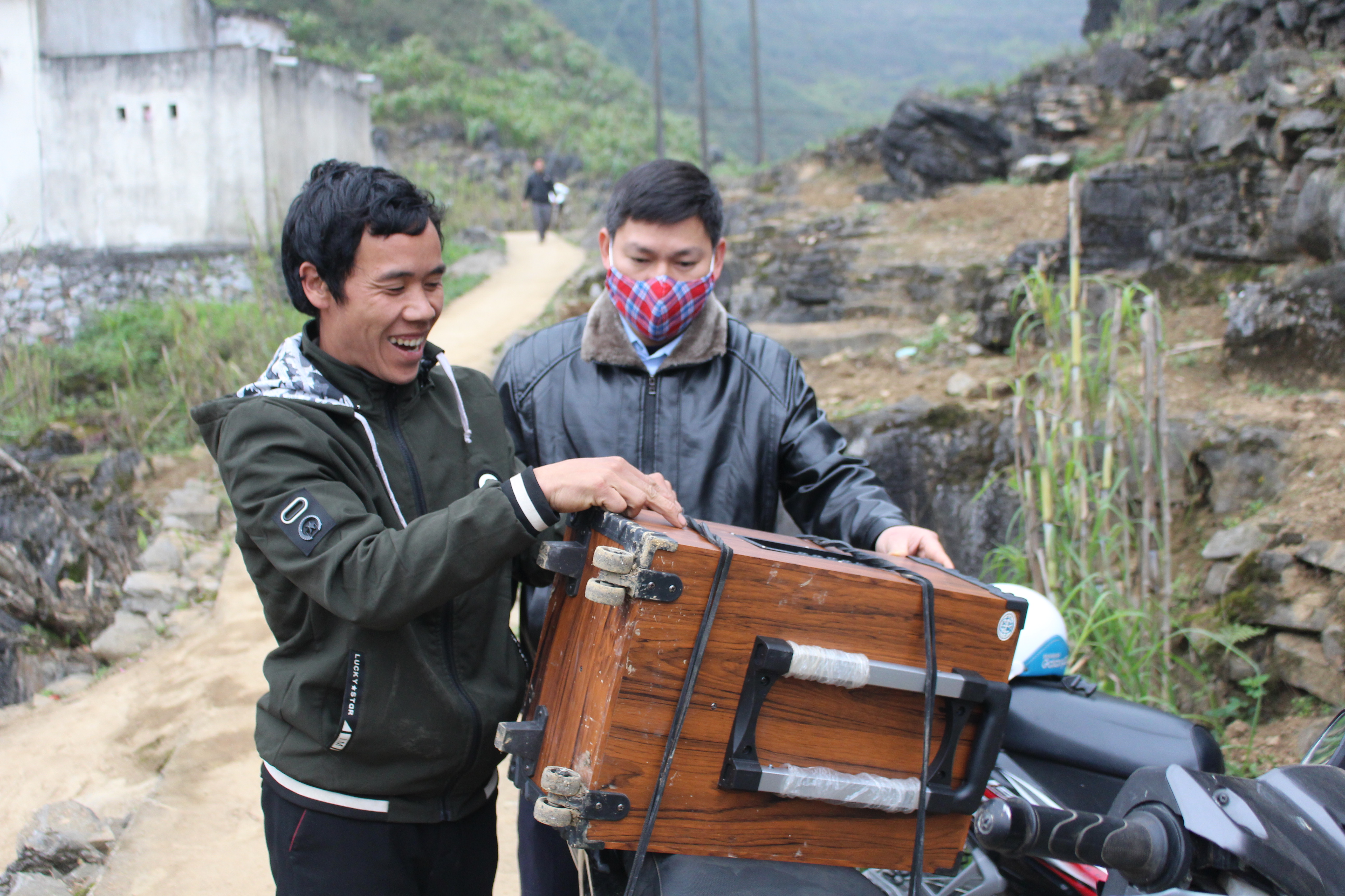 Người dân thôn Lùng Phủa xã Lũng Chinh tiến hành truyền thông phòng, chống dịch bệnh Covid-19 bằng loa mini di động