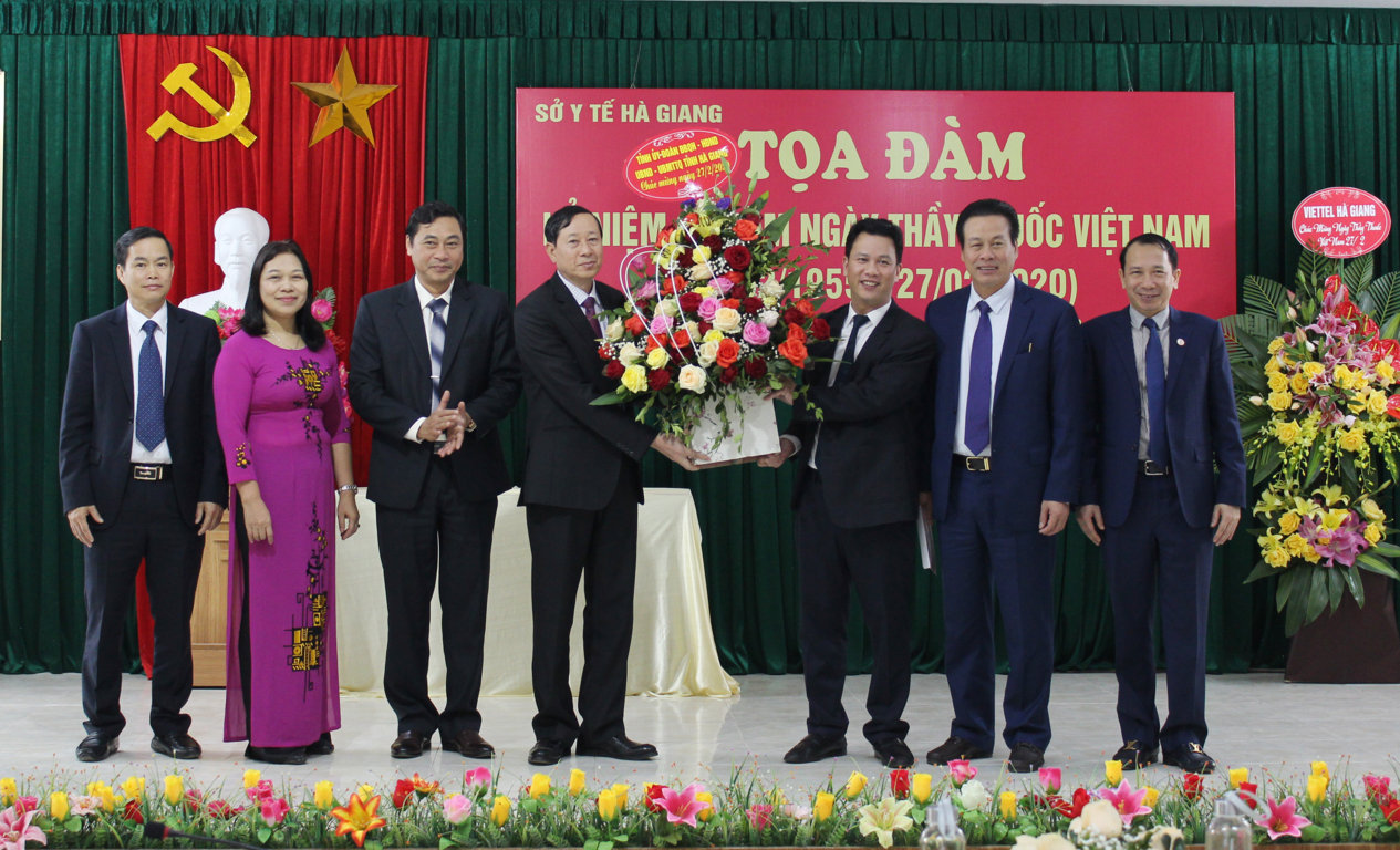 Các đồng chí lãnh đạo tỉnh tặng hoa chúc mừng ngày Thày thuốc Việt Nam