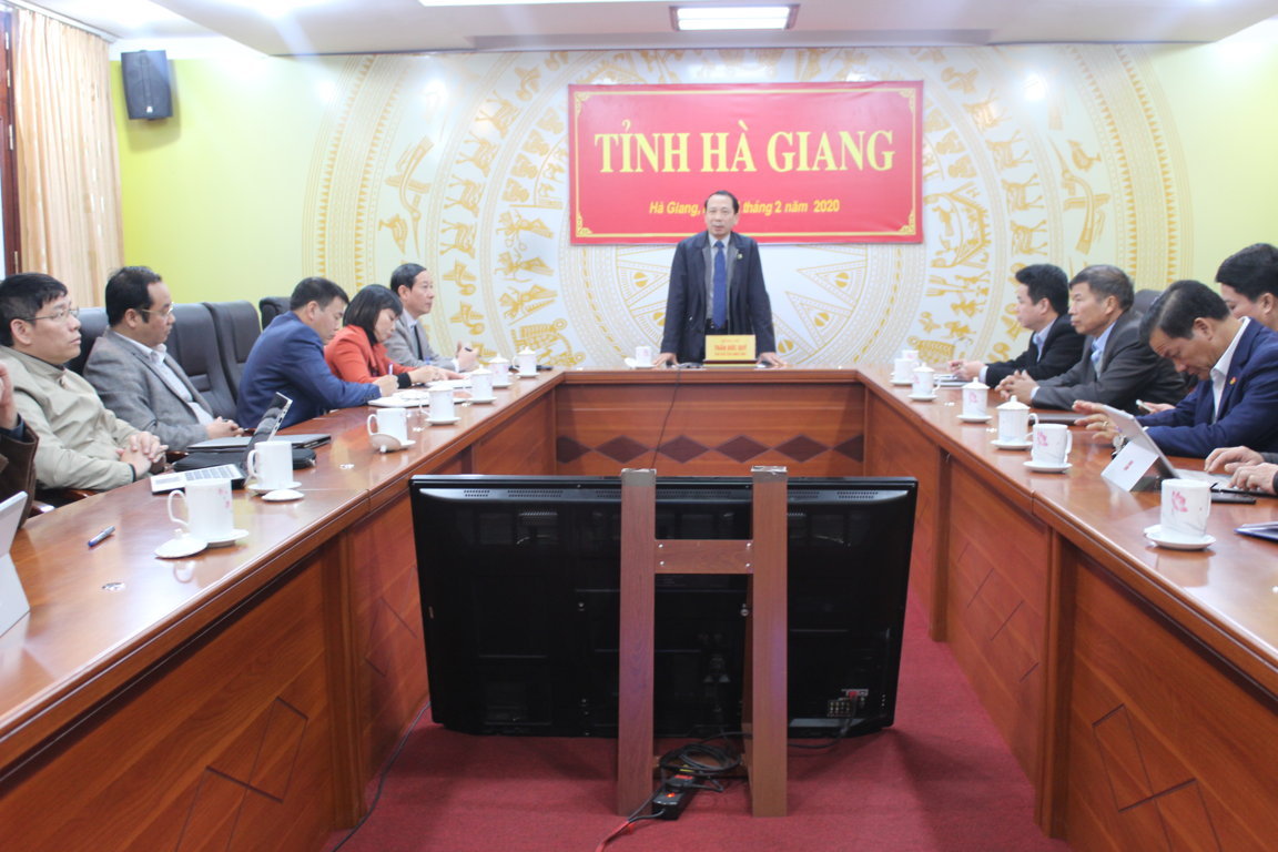 Đồng chí Trần Đức Quý - Phó Chủ tịch UBND tỉnh chỉ đạo công tác phòng chống dịch sau họp trực tuyến