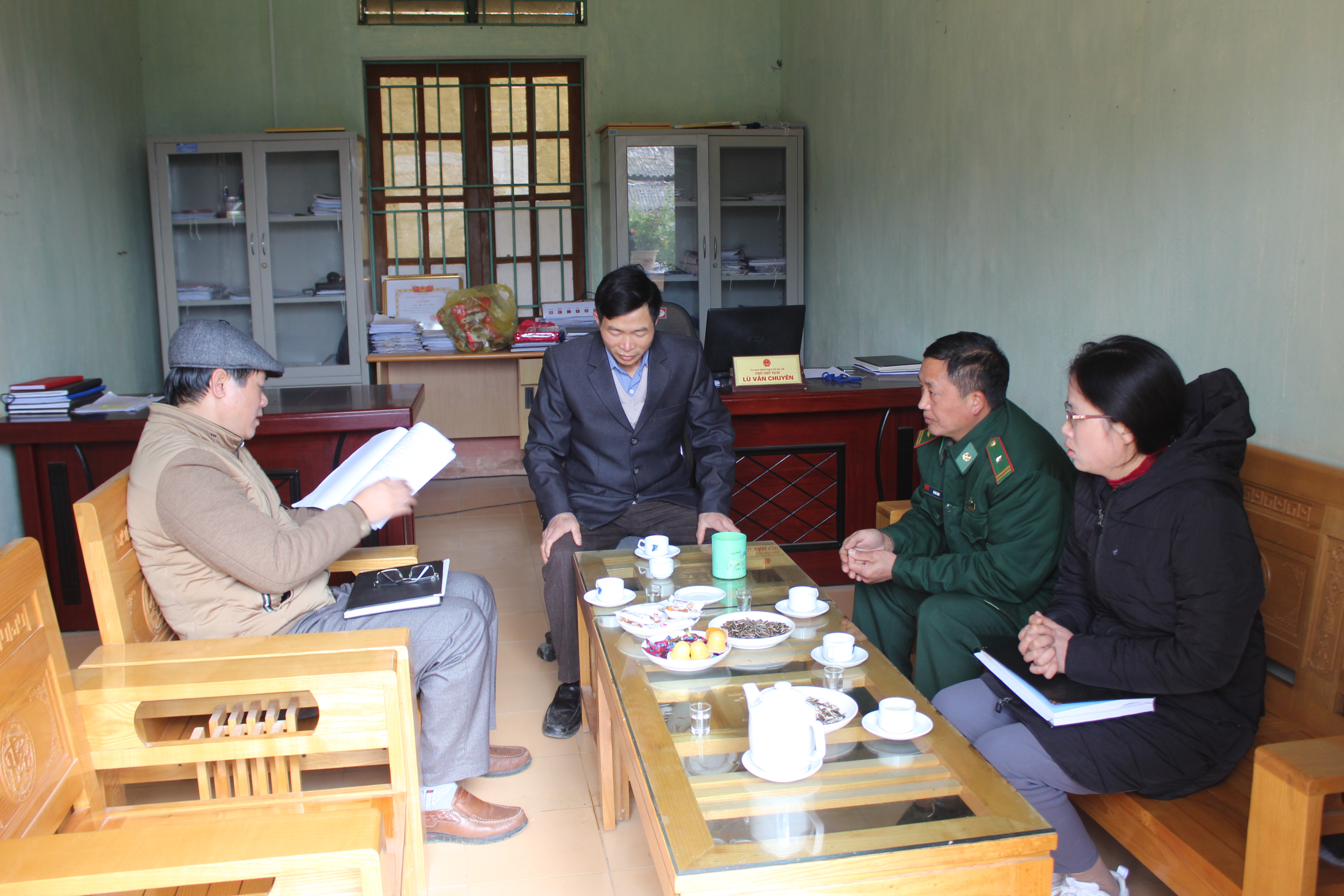 Đồng chí Lương Triệu Huynh, Giám đốc TTYT huyện kiểm tra giám sát công tác phòng chống dịch tại xã Lũng Cú