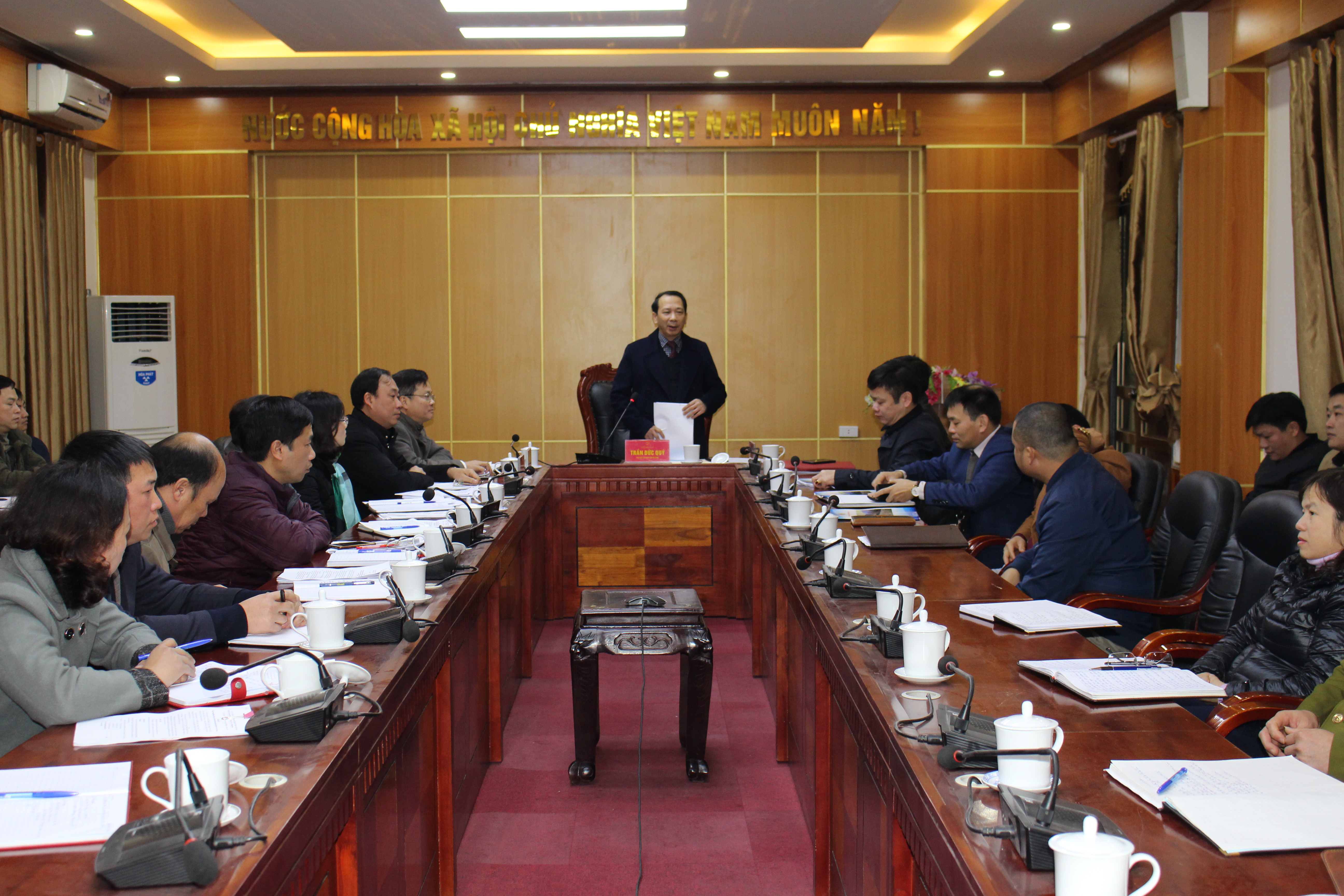 Phó Chủ tịch UBND tỉnh Trần Đức Quý phát biểu chỉ đạo tại buổi làm việc với BCĐ phòng, chống bệnh viêm phổi cấp huyện Mèo Vạc