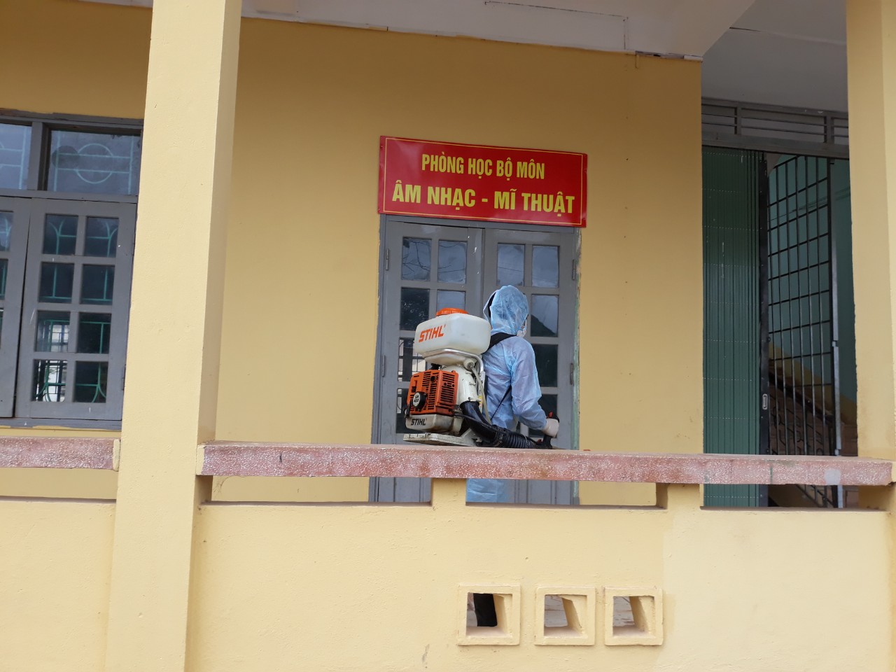 Cán bộ Trung tâm Y tế huyện Quang Bình phun khóa chất khử trùng tại trường học