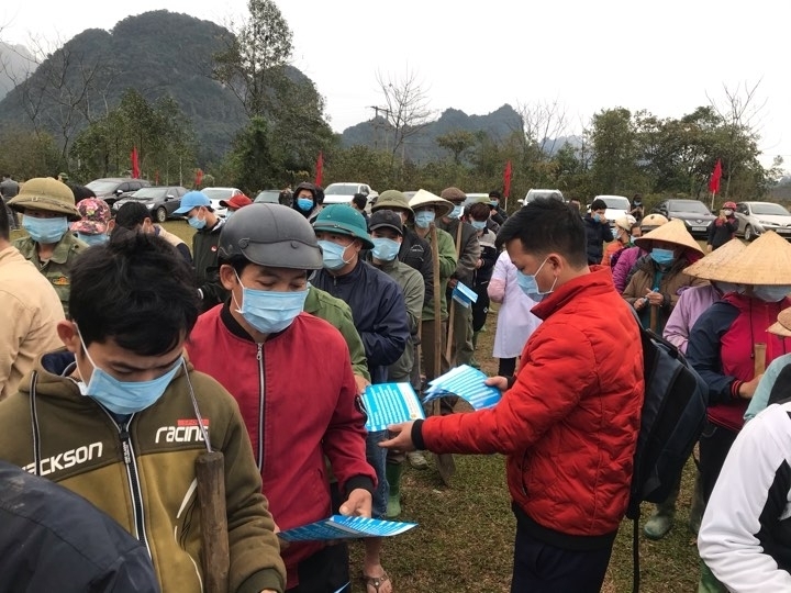 Cán bộ TTYT huyện Vị Xuyên truyền thông phòng chống dịch bệnh tại xã Cao Bồ