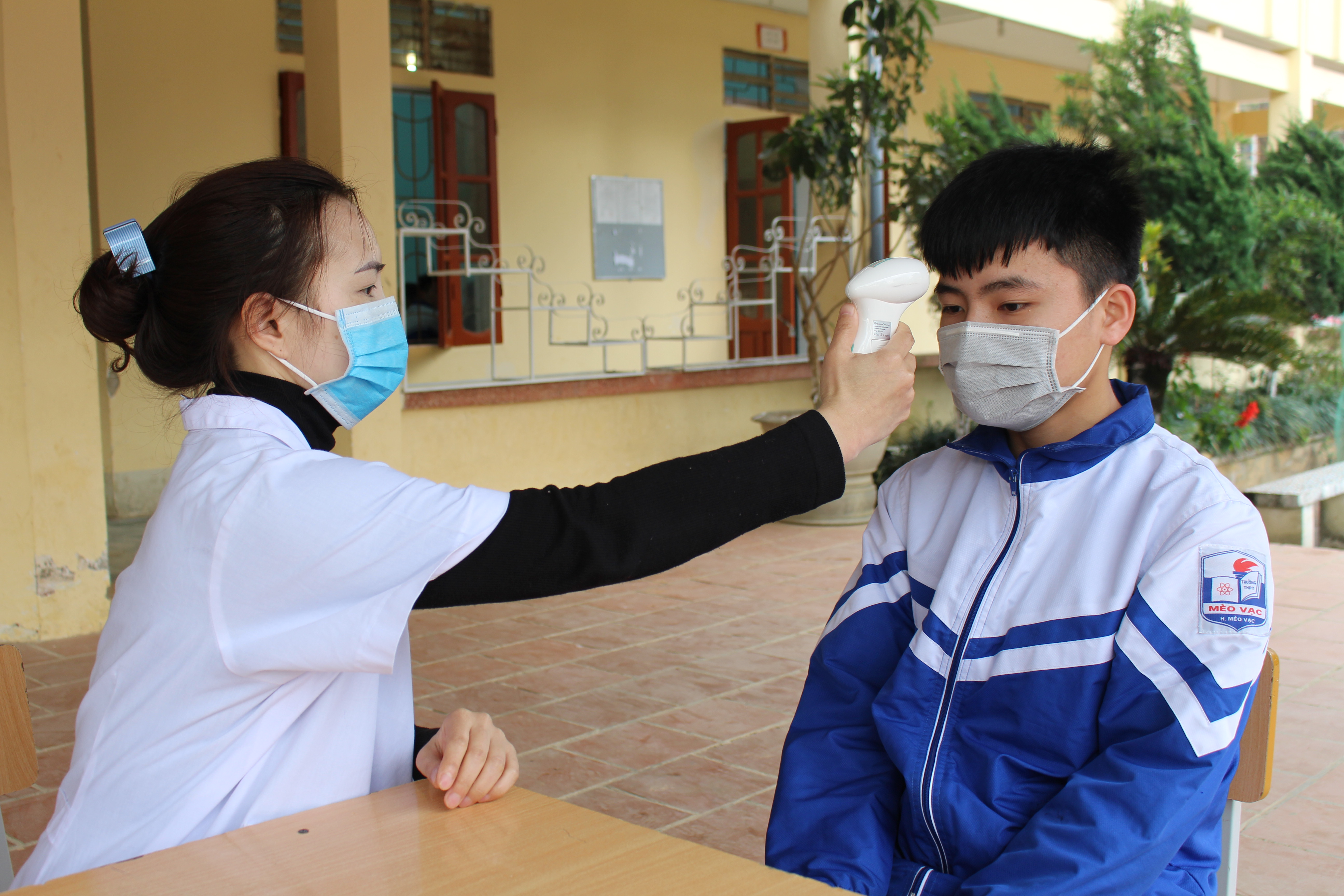 Học sinh trường THPT Mèo Vạc được cấp phát khẩu trang và kiểm tra sức khỏe trước khi vào lớp học
