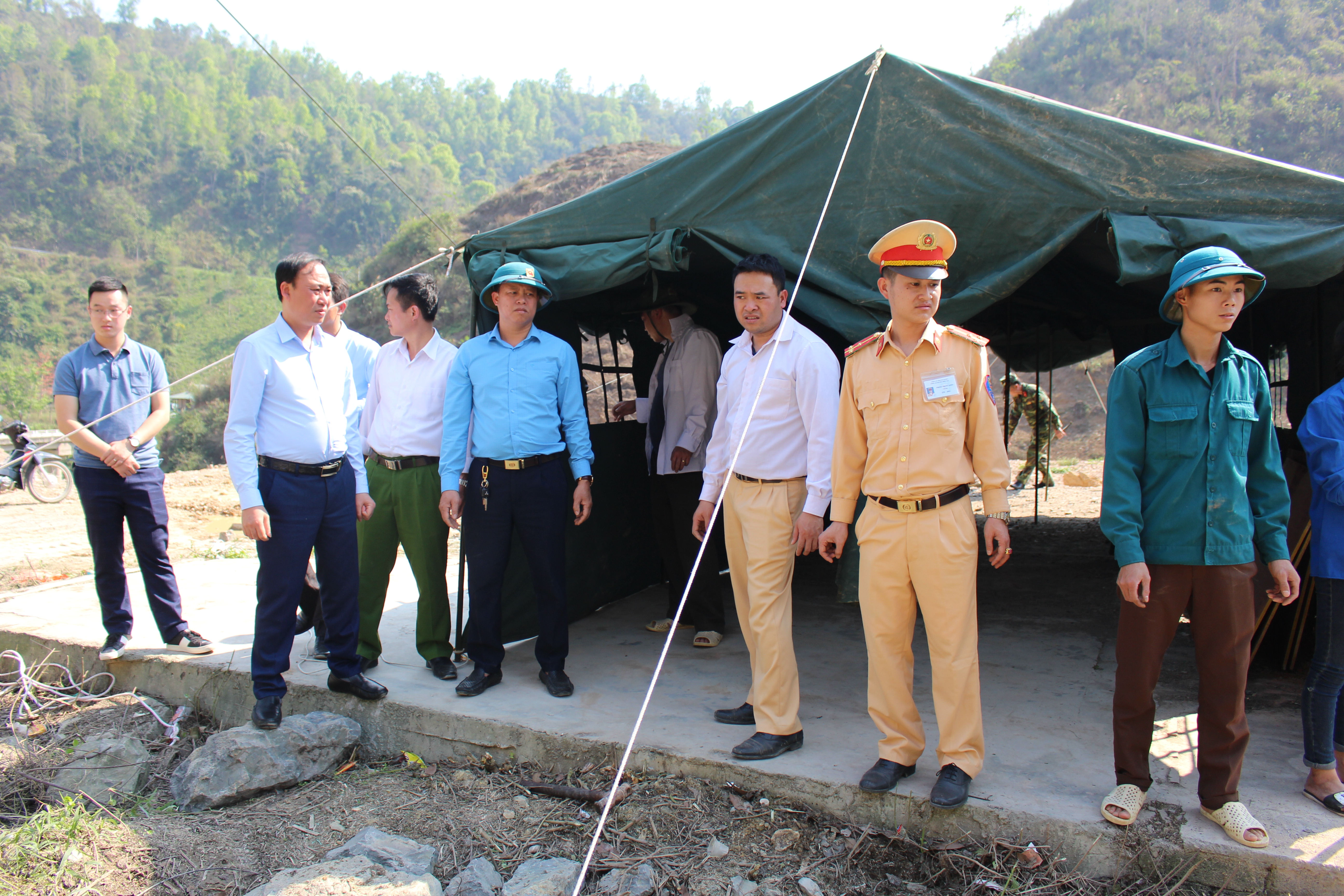 Lãnh đạo UBND huyện Mèo Vạc chỉ đạo thành lập chốt kiểm tra y tế phòng chống dịch Covid-19 tại xã Niêm Tòng