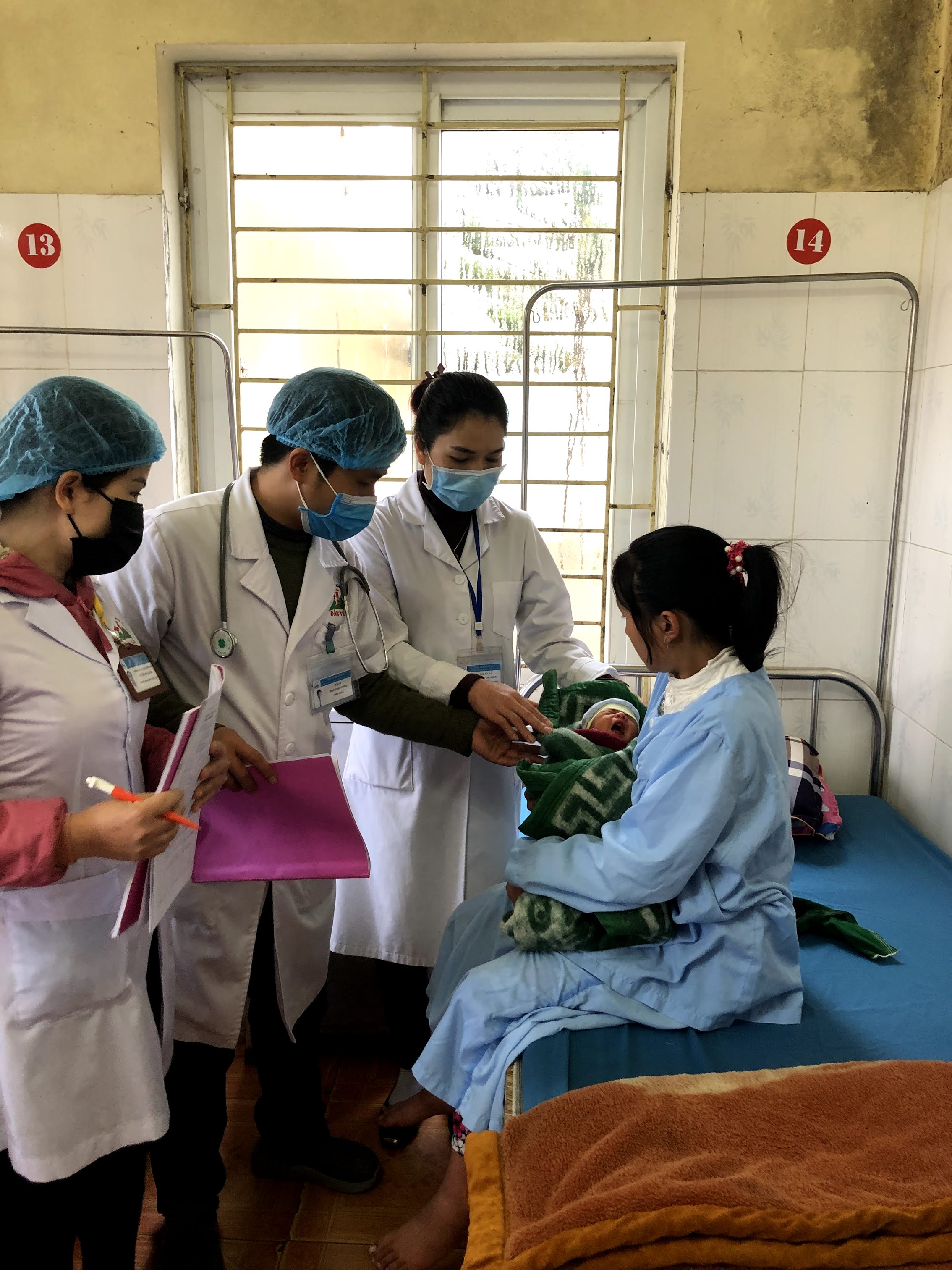 Các bác sĩ BVĐK Đồng Văn kiểm tra sức khỏe cho hai mẹ con