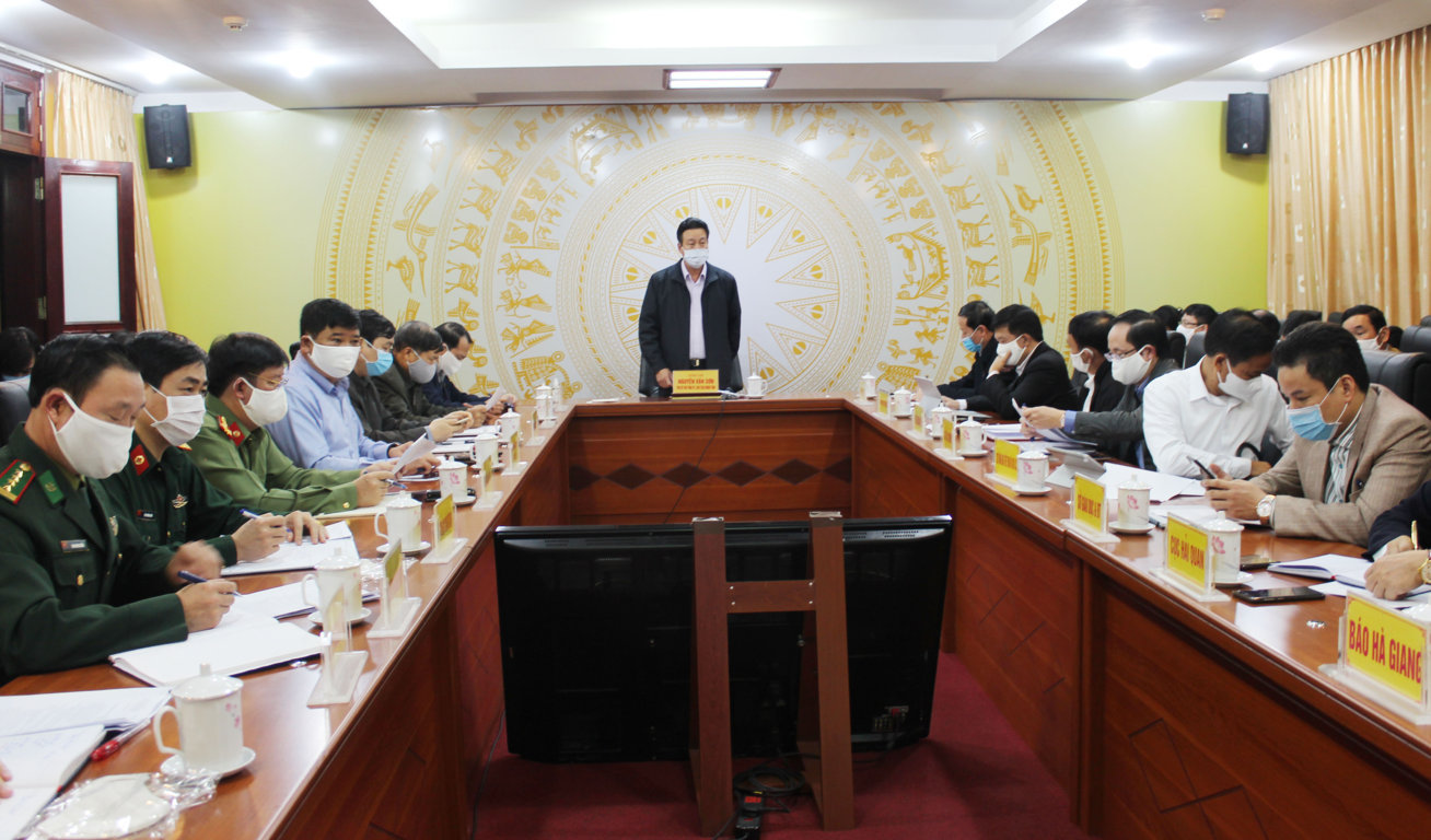 Đồng chí Nguyễn Văn Sơn, Trưởng BCĐ phòng, chống bệnh viêm đường hô hấp cấp do COVID-19 của tỉnh phát biểu kết luận tại cuộc họp