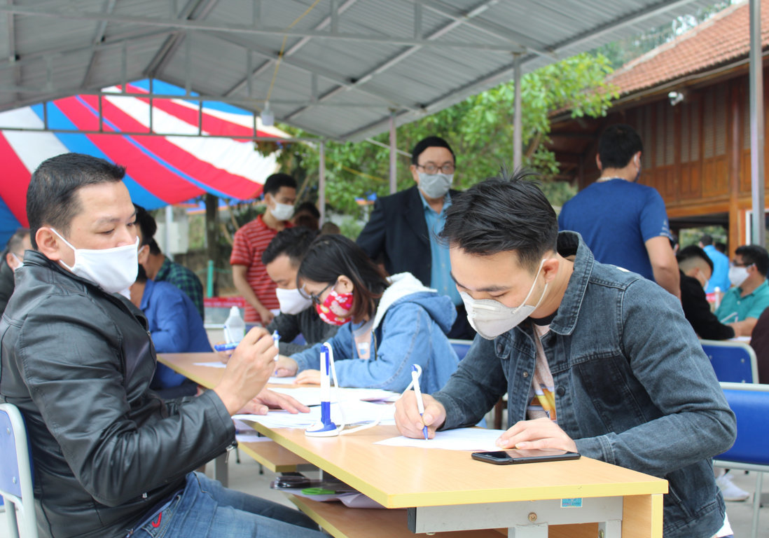 Hướng dẫn người dân, khách du lịch khai báo y tế tại chốt Cầu Trì thuộc thị trấn Vĩnh Tuy, huyện Bắc Quang