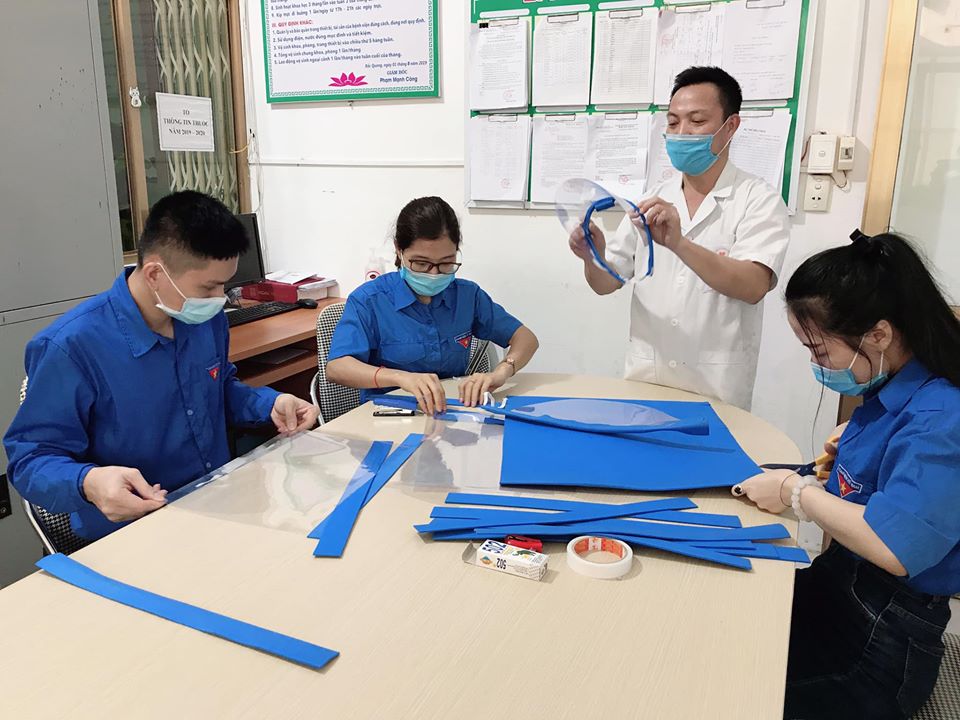 Cán bộ y tế và Đoàn viên Thanh niên Bệnh viện ĐKKV Bắc Quang tự làm mũ kính bảo hộ