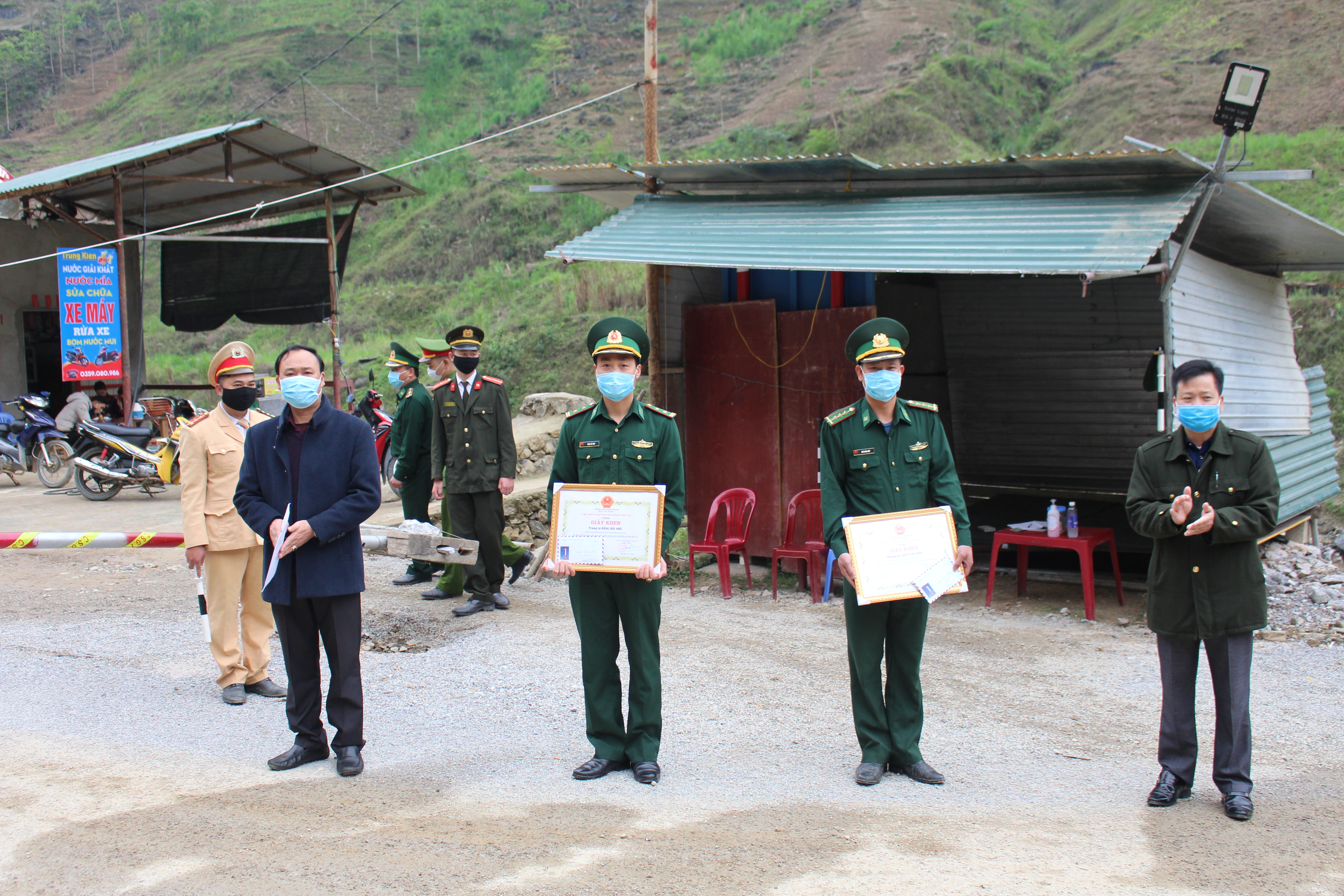 Các đồng chí lãnh đạo Huyện ủy, UBND huyện Mèo Vạc trao Giấy khen cho cán bộ, chiến sĩ có thành tích trong công tác phòng chống dcihj bệnh Covid-19