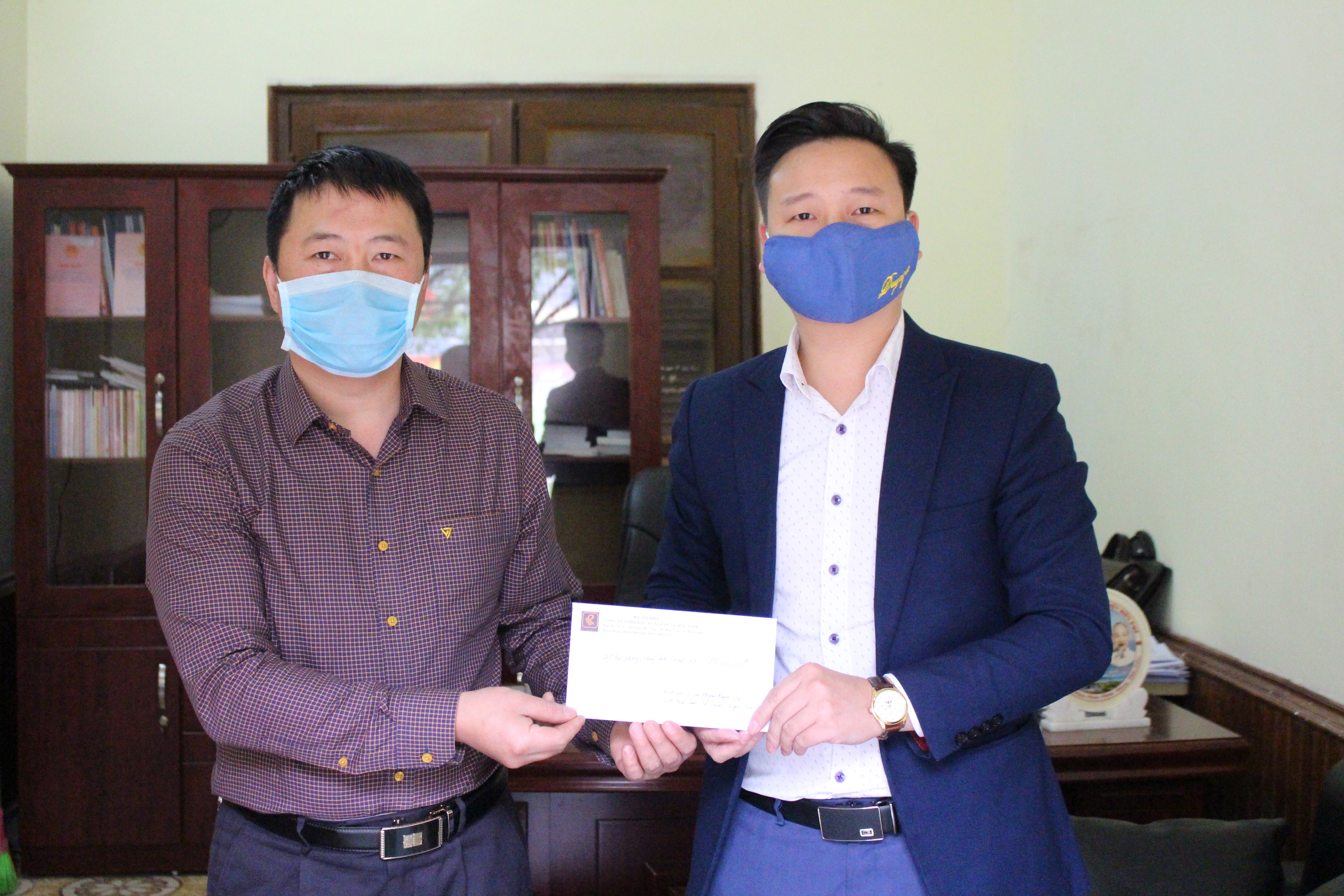 Đại diện Công ty TNHH Đầu tư xây dựng Bắc Nam huyện Mèo Vạc ủng hộ phòng, chống dịch Covid-19